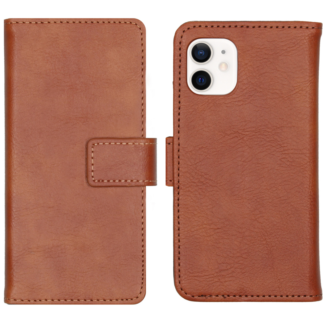 Étui de téléphone marron avec téléphone à l'intérieur et fermé. Étui en simili cuir. Fond blanc.