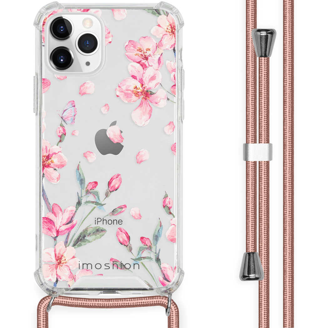 Coque de téléphone transparente avec fleurs roses et lanière. Fond blanc.