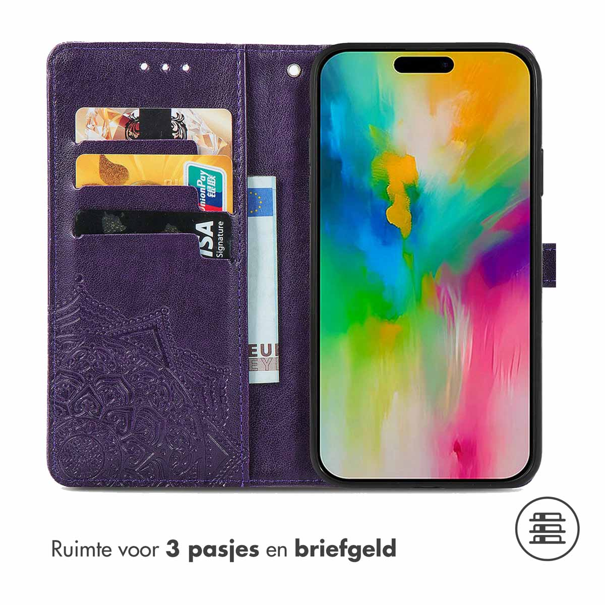 Étui de téléphone violet avec fentes pour cartes et compartiment à argent, tenant un téléphone avec affichage.