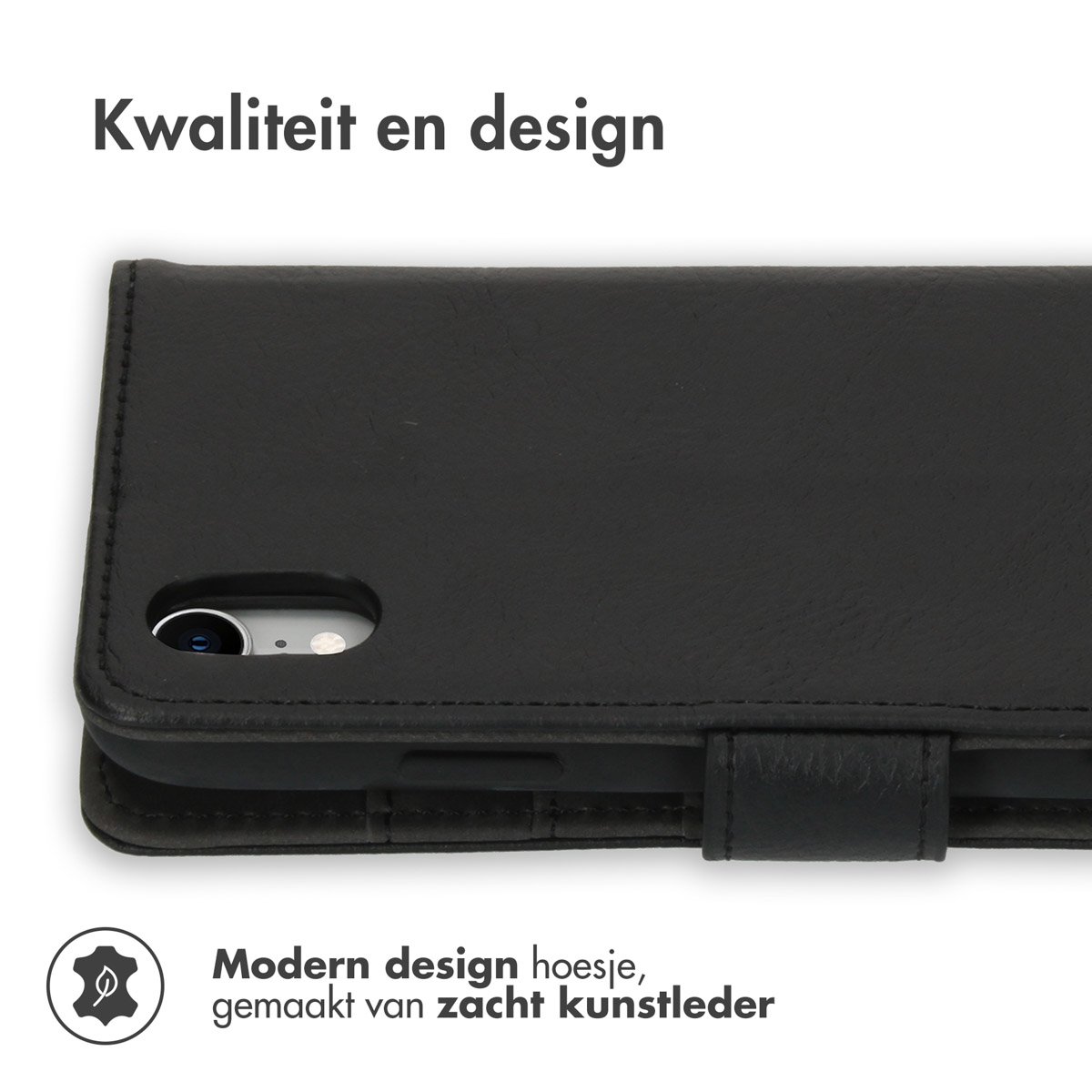 Zwarte telefoonhoes met flap, modern design van zacht kunstleer. Witte achtergrond.