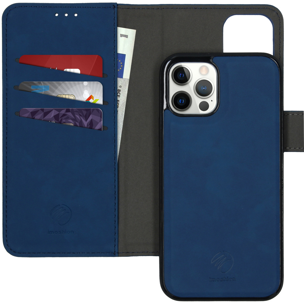 Coque de téléphone bleue avec fentes pour cartes et fermoir magnétique. Argent et cartes à l'intérieur. Fond blanc.