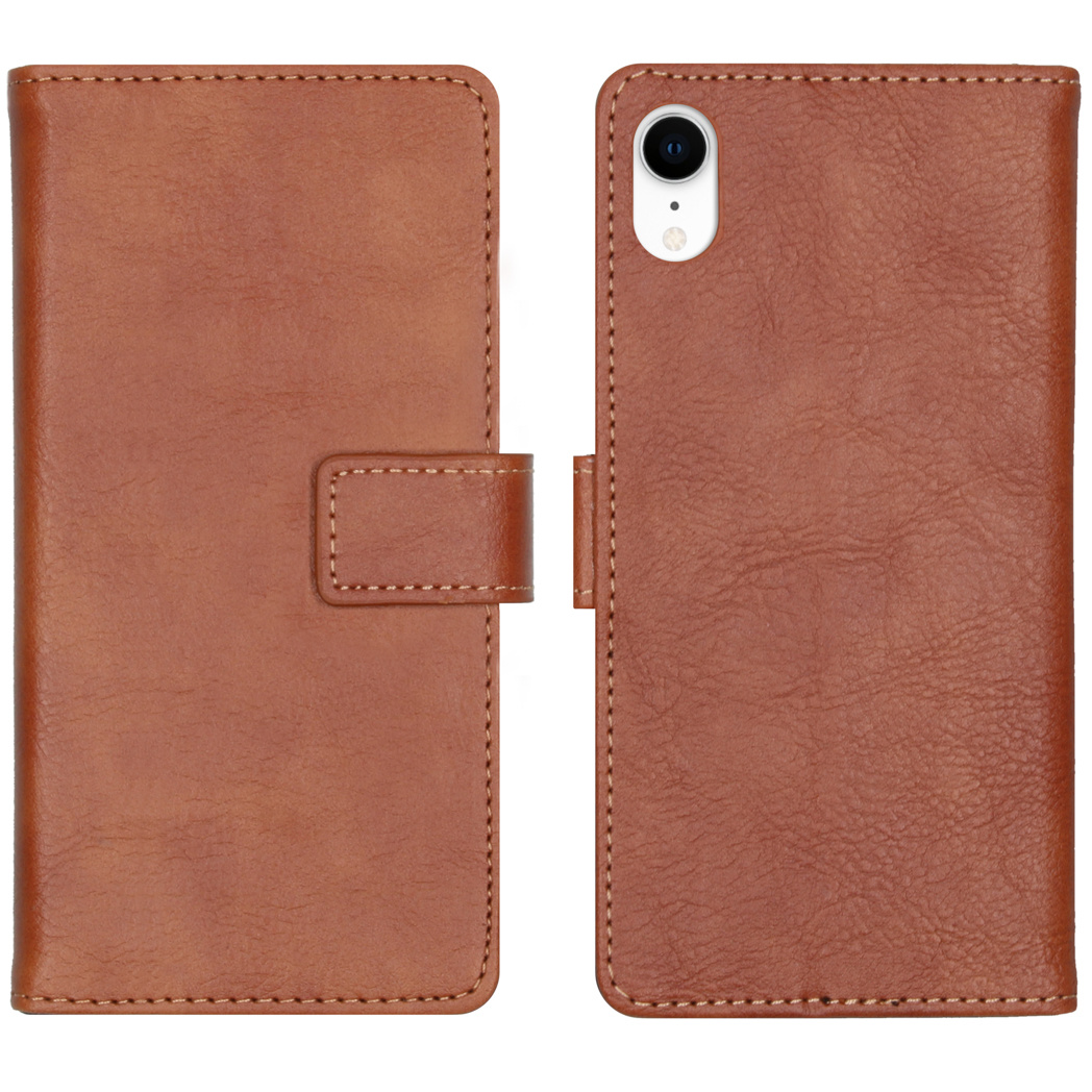 Étui de téléphone marron ouvert avec téléphone à l'intérieur. Cuir marron. Fond blanc. Coutures visibles.