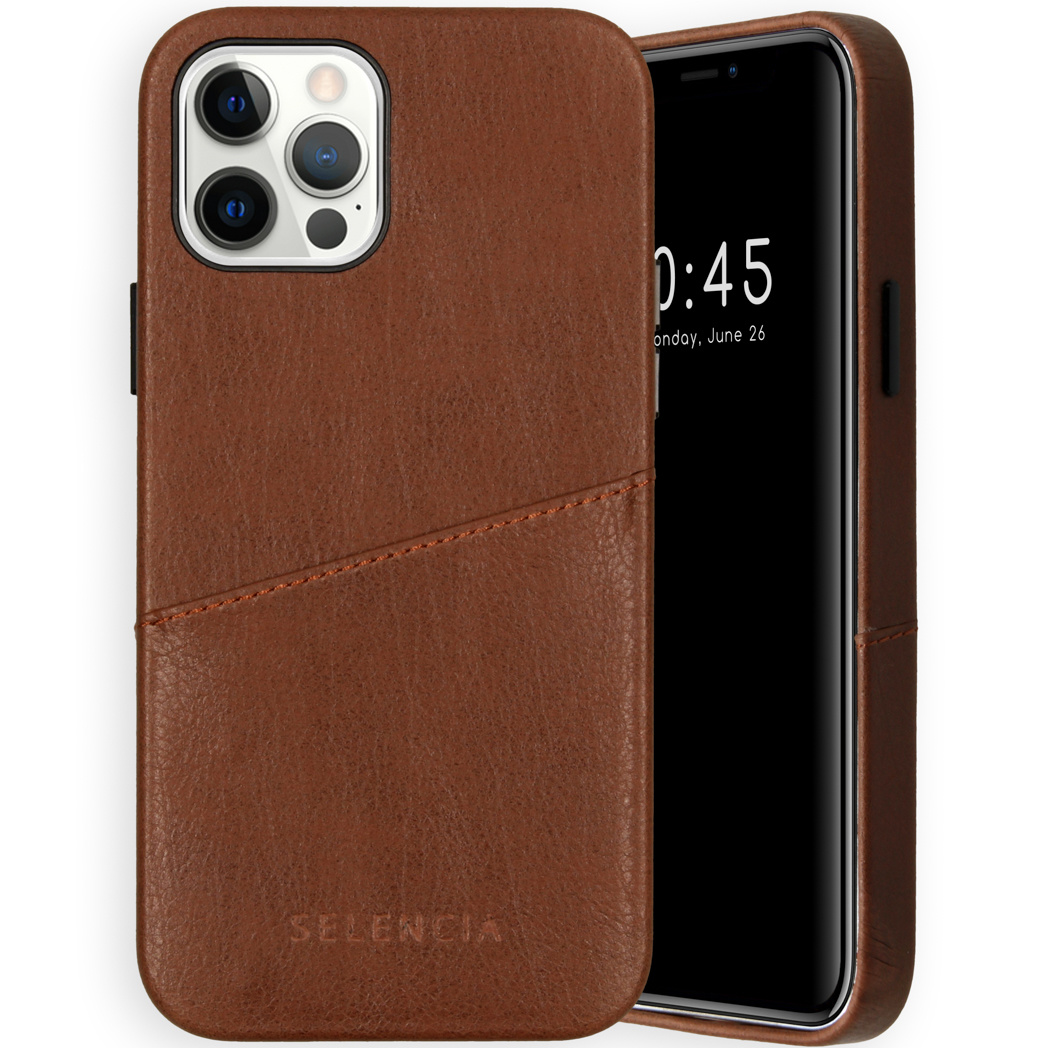 Coque de téléphone en cuir marron. Téléphone avec affichage d'horloge visible.