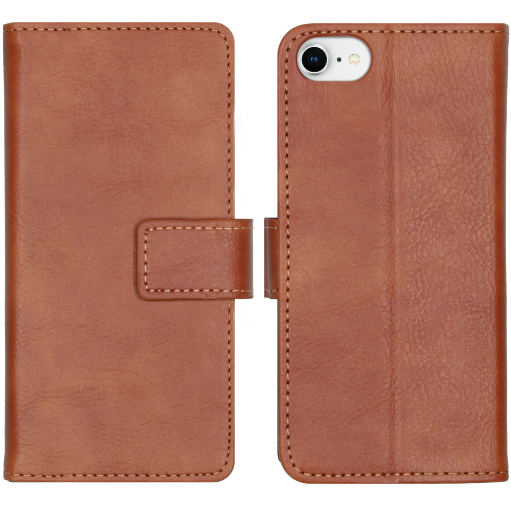 Bruine leren telefoonhoes open met telefoon rechts op een witte achtergrond.