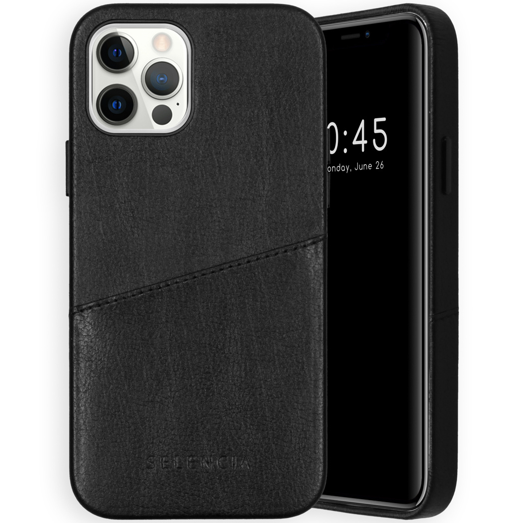 Coque de téléphone noire sur un téléphone. L'écran du téléphone est allumé. La coque a un design texturé.