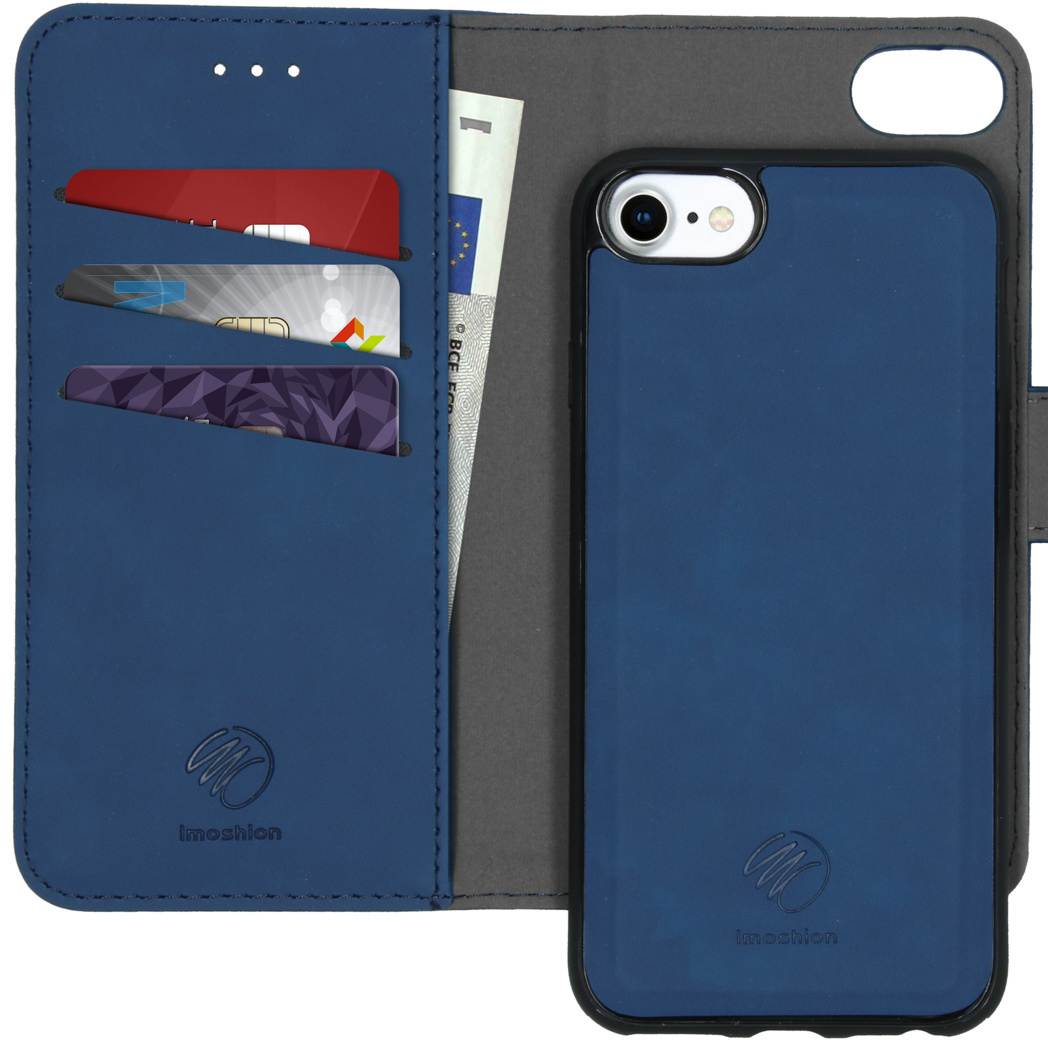 Een blauwe telefoonportemonnee, open. Het bevat kaarten en een biljet. De telefoon staat rechts.