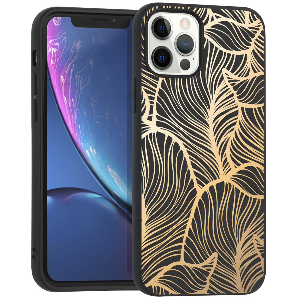 Un téléphone dans un étui noir avec un motif de feuilles d'or.