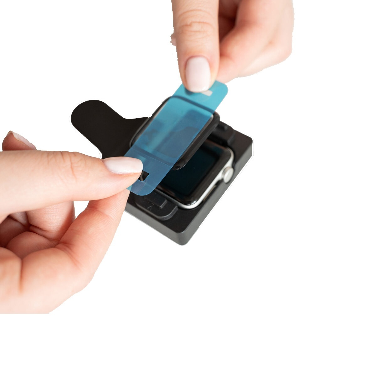 Hände, die eine Displayschutzfolie auf einer Smartwatch anbringen.