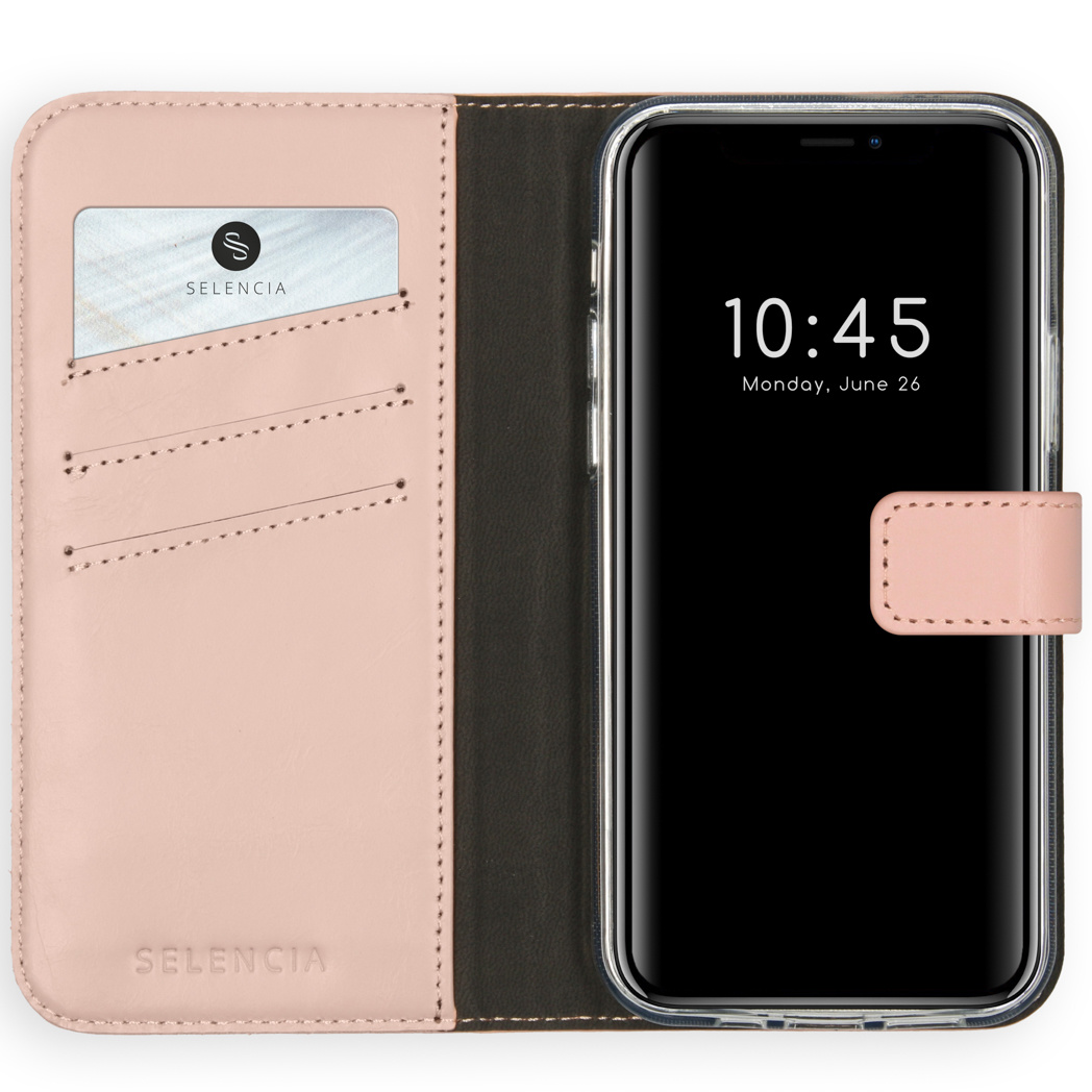 Een telefoonhoesje met een telefoon erin. Toont de tijd en een creditcard. Roze.
