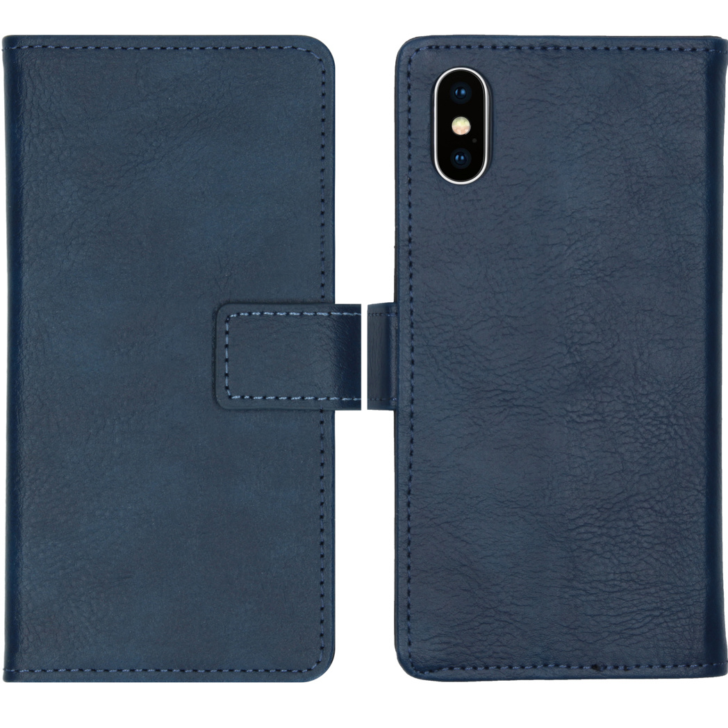 Coque de téléphone bleue, ouverte. Fond blanc.
