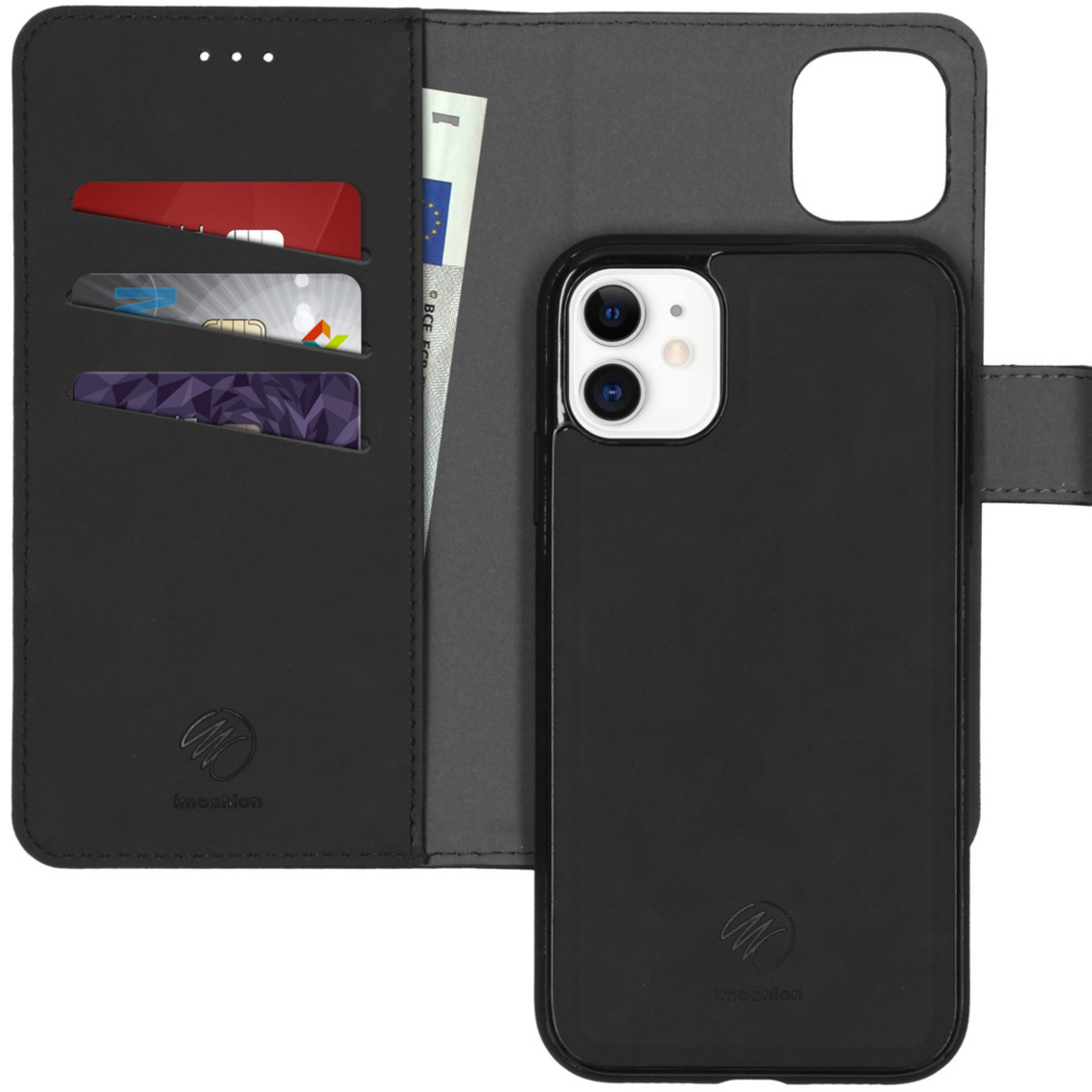 Coque noire avec emplacements pour cartes et téléphone à l'intérieur, avec fermeture à rabat. Fond blanc.