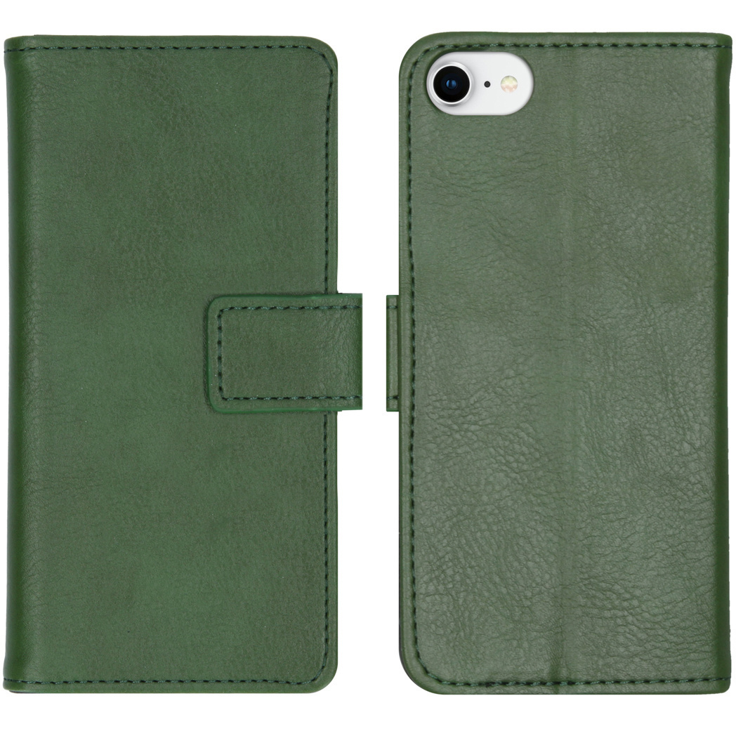 Groene leren telefoonhoes. Voor- en achterkant zijn zichtbaar, met stiksels en een sluiting.