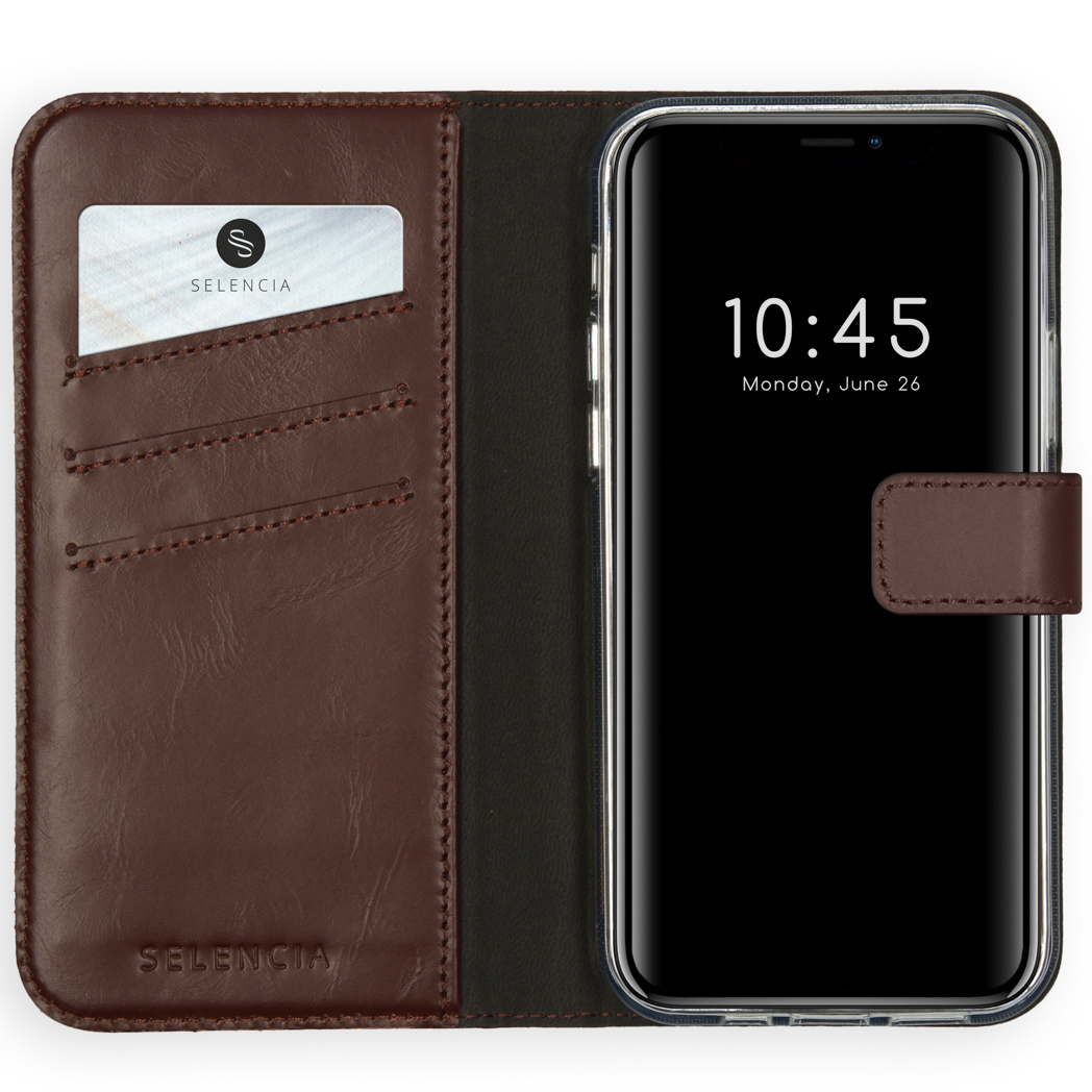 Un étui de téléphone avec un téléphone à l'intérieur. Affiche l'heure et une carte. Marron.