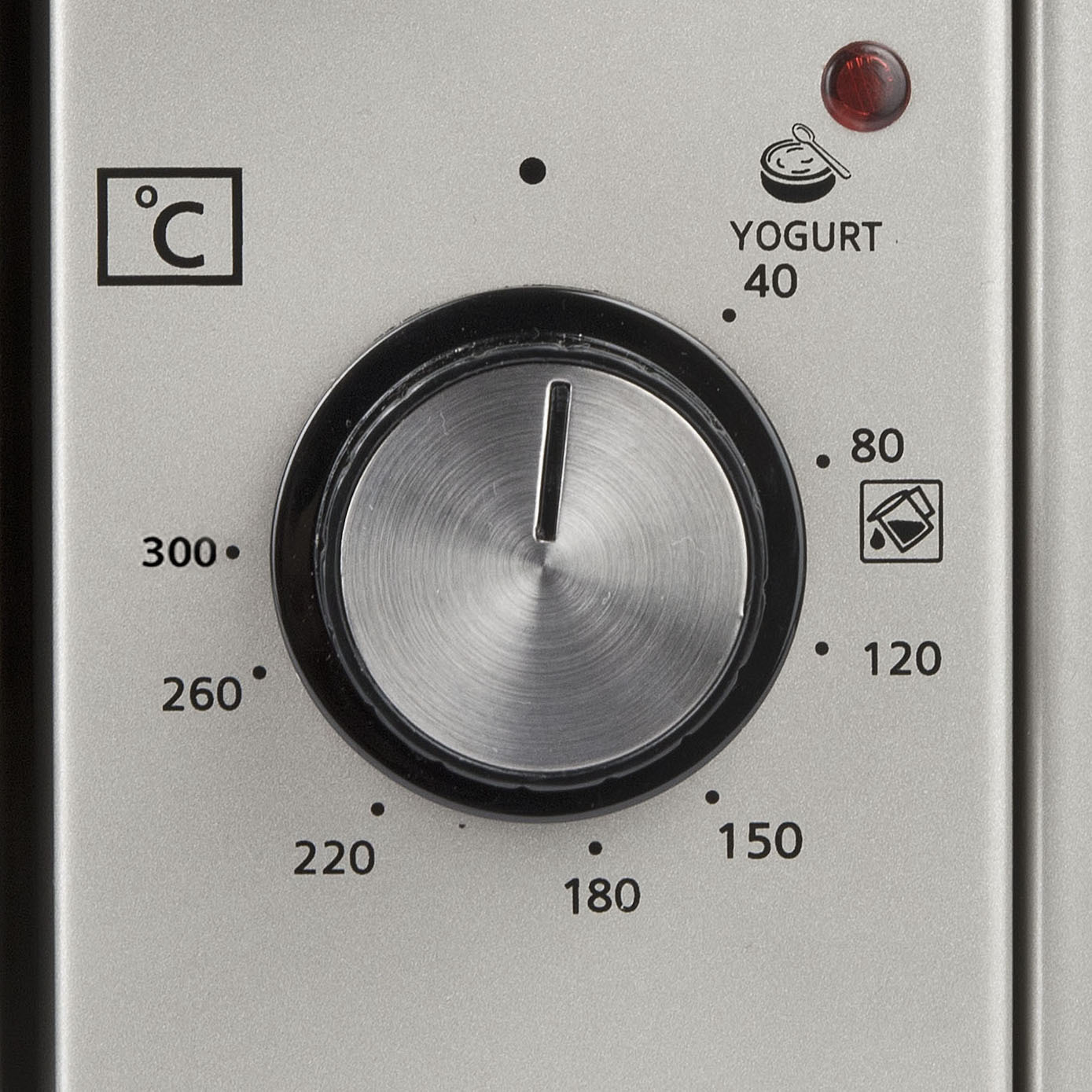 Primo piano di un quadrante con indicazioni di temperatura da 80 a 300 gradi Celsius e impostazione Yogurt.