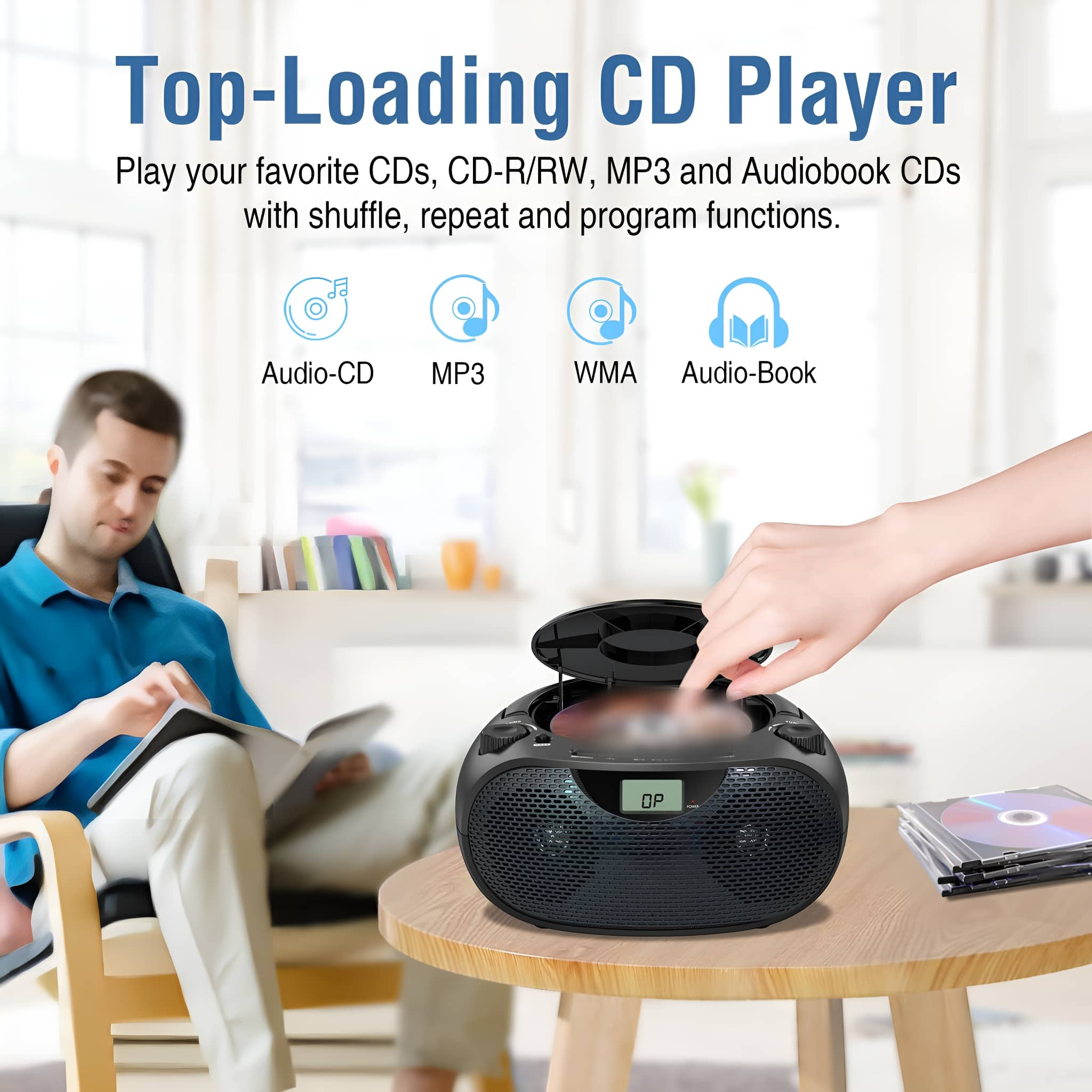 Ein Mann liest ein Buch in der Nähe eines CD-Players. Eine Hand legt eine CD ein.