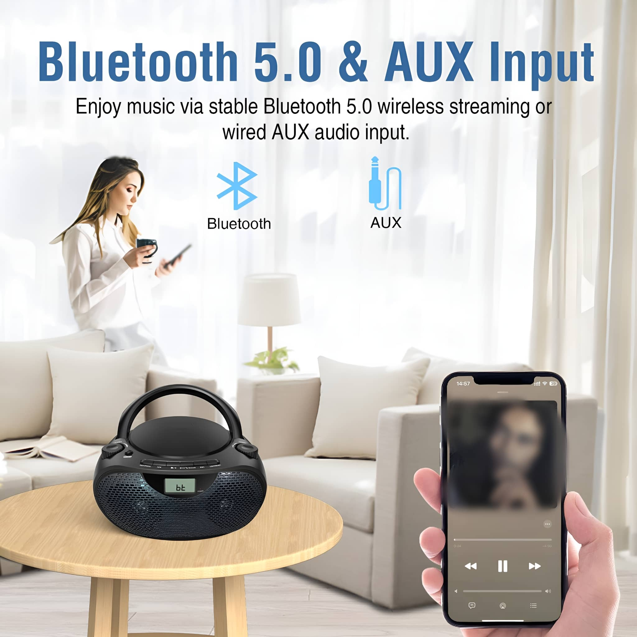 Ein Stereolautsprecher mit Bluetooth- und AUX-Eingang steht auf einem Tisch. Eine Frau hält ein Telefon und lächelt.