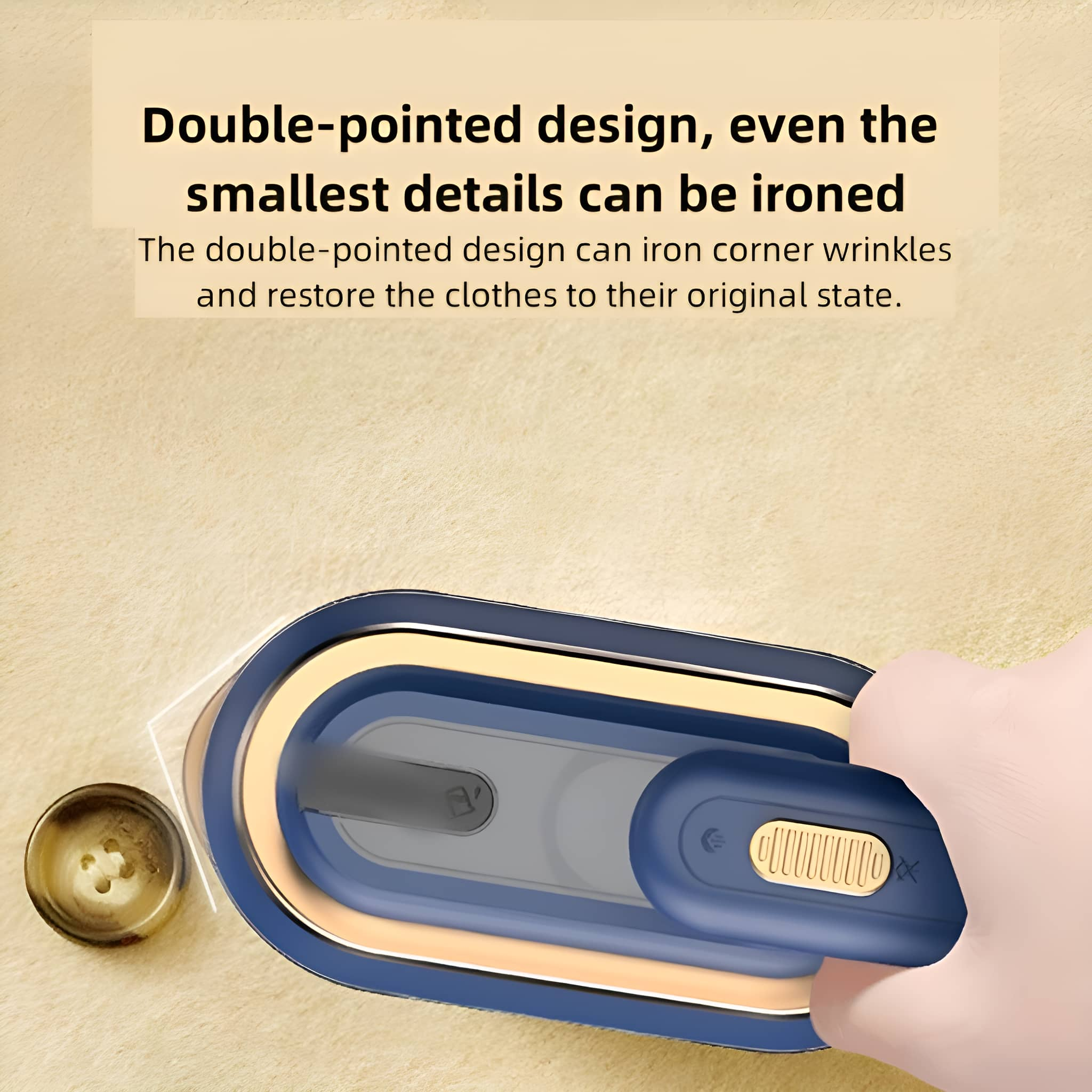 Ein Bügeleisen wird auf einer beigen Oberfläche verwendet. Text: Doppelseitiges Design, selbst kleinste Details können gebügelt werden.