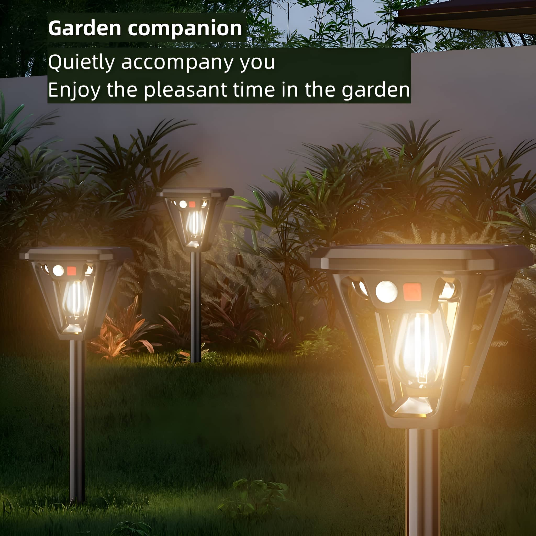 Gartenszene bei Nacht mit drei Solarleuchten, die Pflanzen beleuchten.