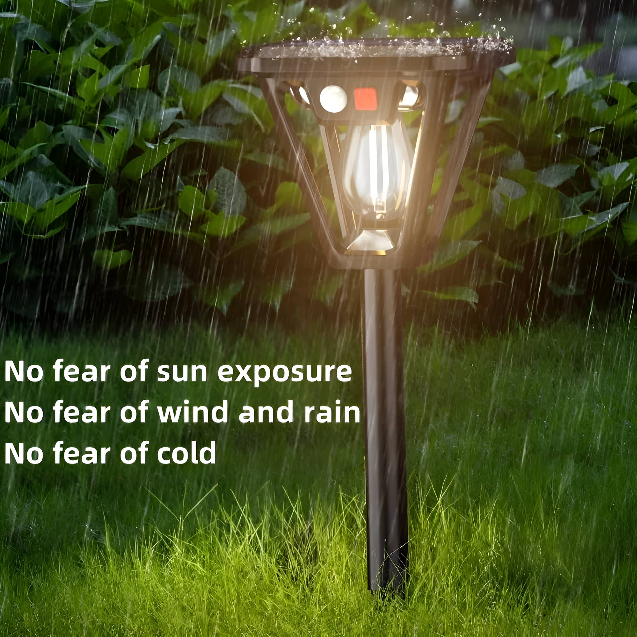 Eine schwarze, solarbetriebene Außenlampe im Regen. Text sagt, sie hat keine Angst vor Sonne, Wind oder Kälte.