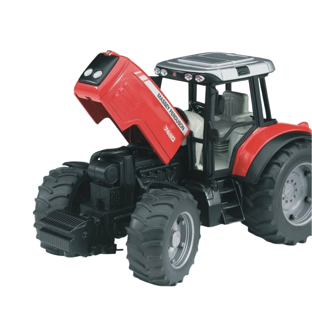 Czerwony traktor z podniesioną maską na białym tle.