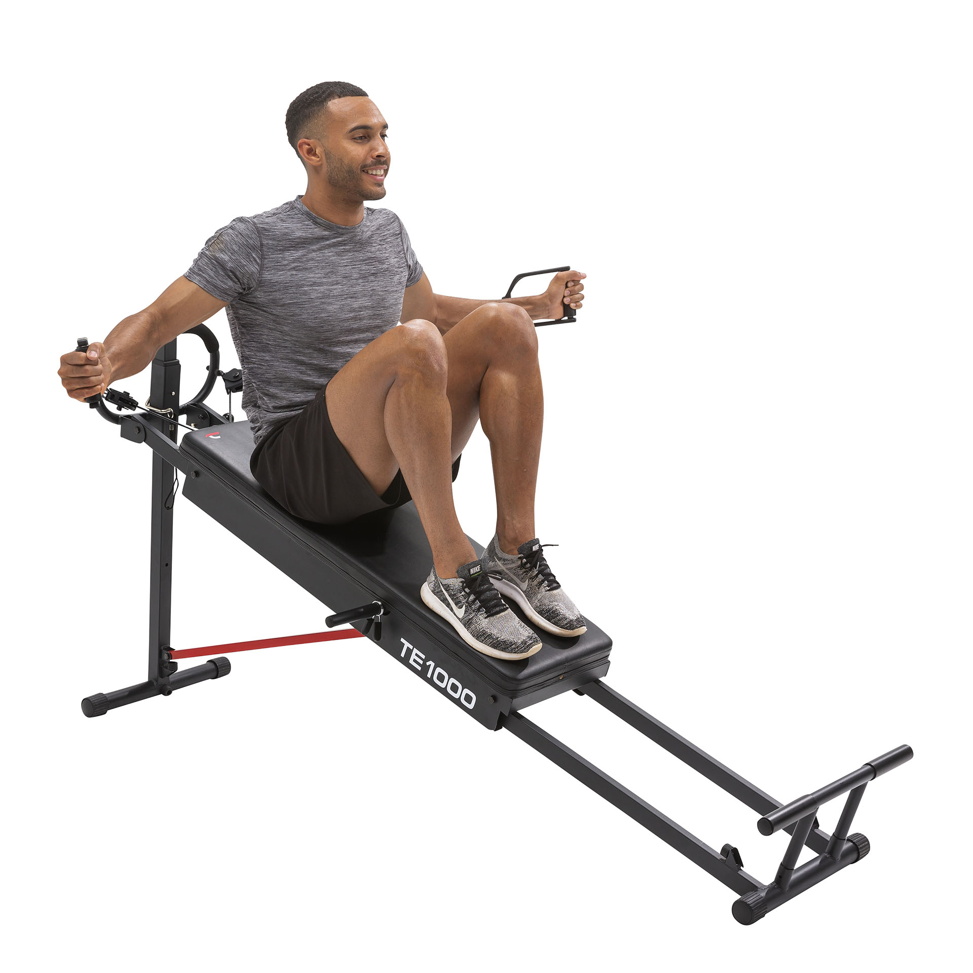 Mann auf einem Fitnessgerät. Er lächelt und hält Griffe. Das Gerät ist schwarz mit roten Akzenten.