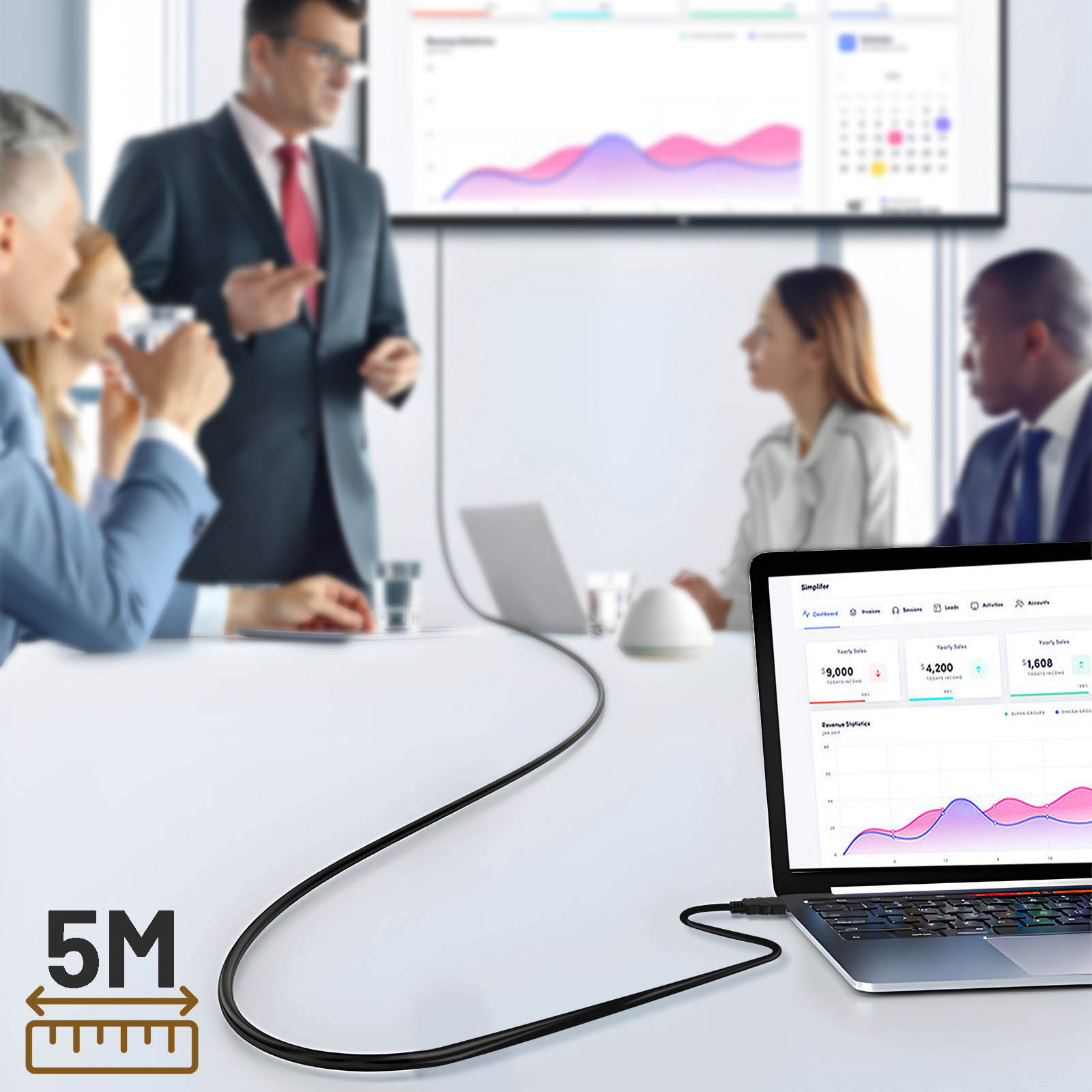 Una riunione in ufficio con un laptop e un lungo cavo che lo collega.
