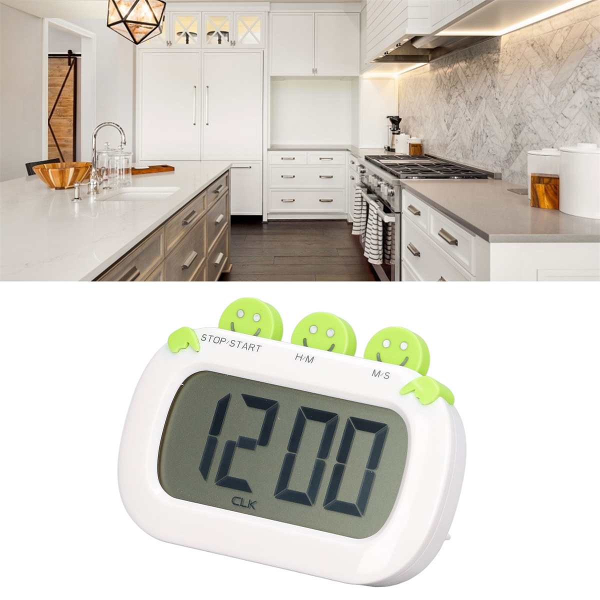 Küche mit weißen Schränken, Marmorrückwand und einem Timer, der 12:00 mit Smileys anzeigt.