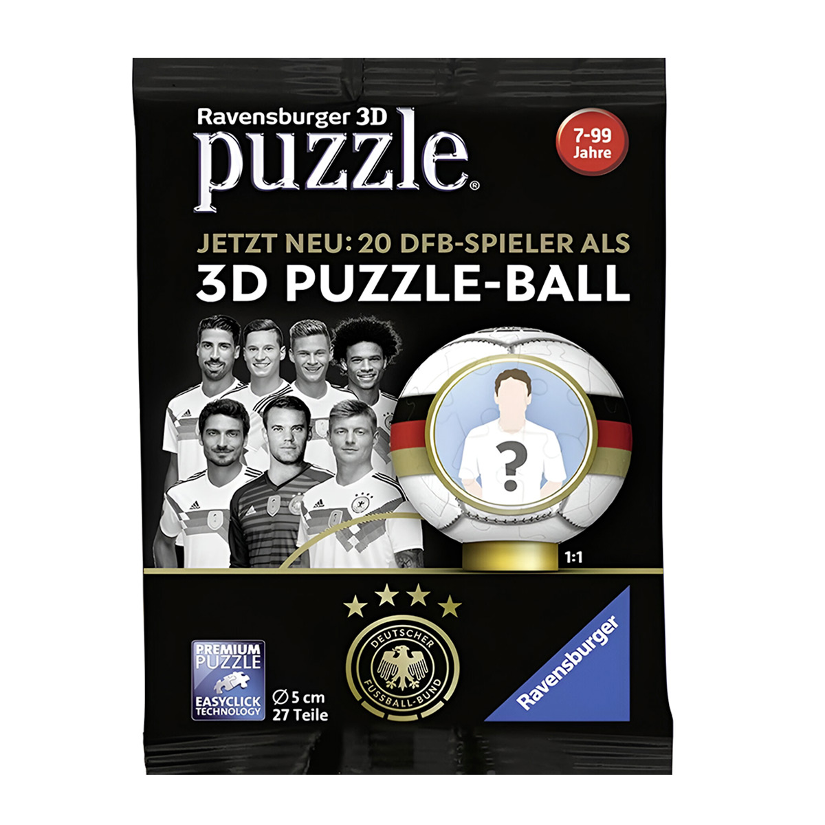 Scatola puzzle nera con giocatori in maglia bianca. Un pallone da calcio con un punto interrogativo.