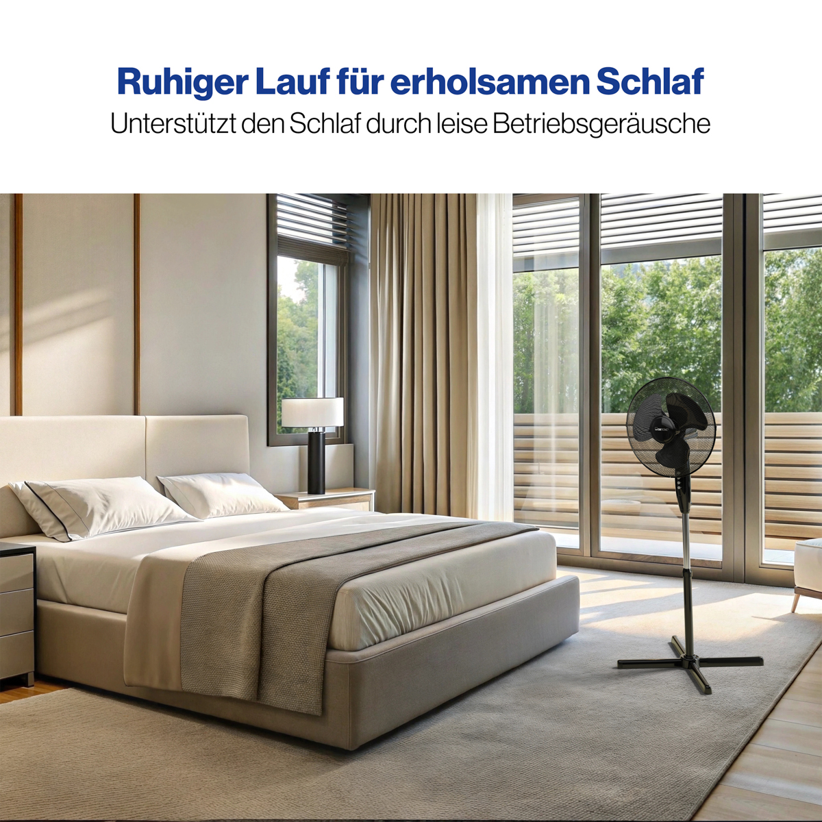 Scena sypialni z łóżkiem, szafkami nocnymi i wentylatorem. Wentylator stoi przed oknem.