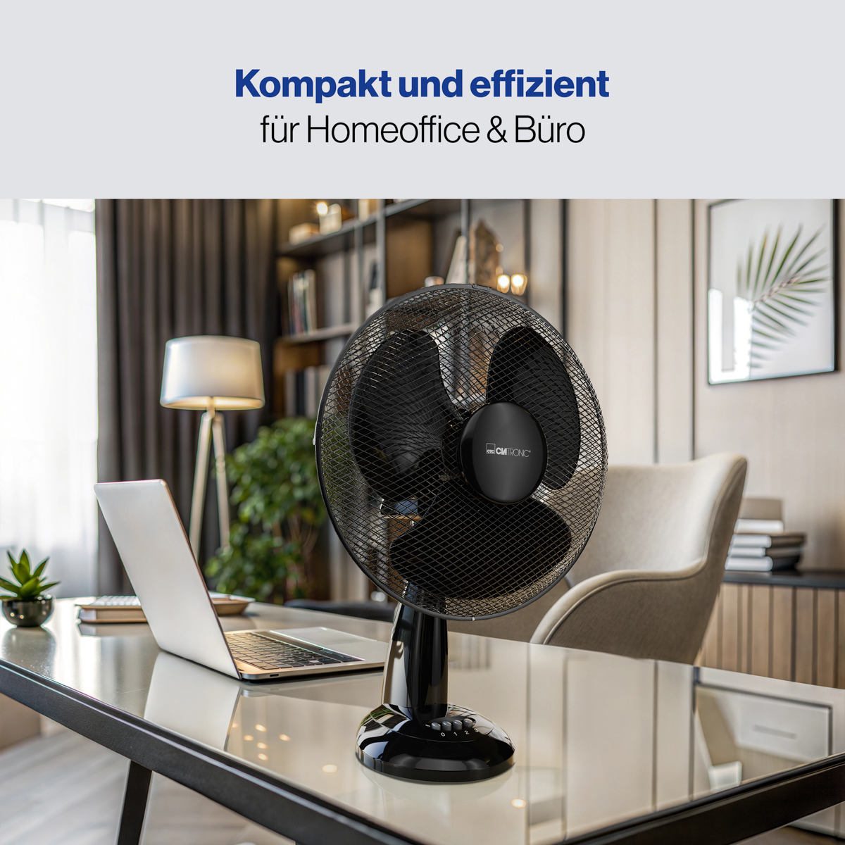 Czarny wentylator biurkowy na szklanym biurku z laptopem. Tło obejmuje ustawienie pokoju.