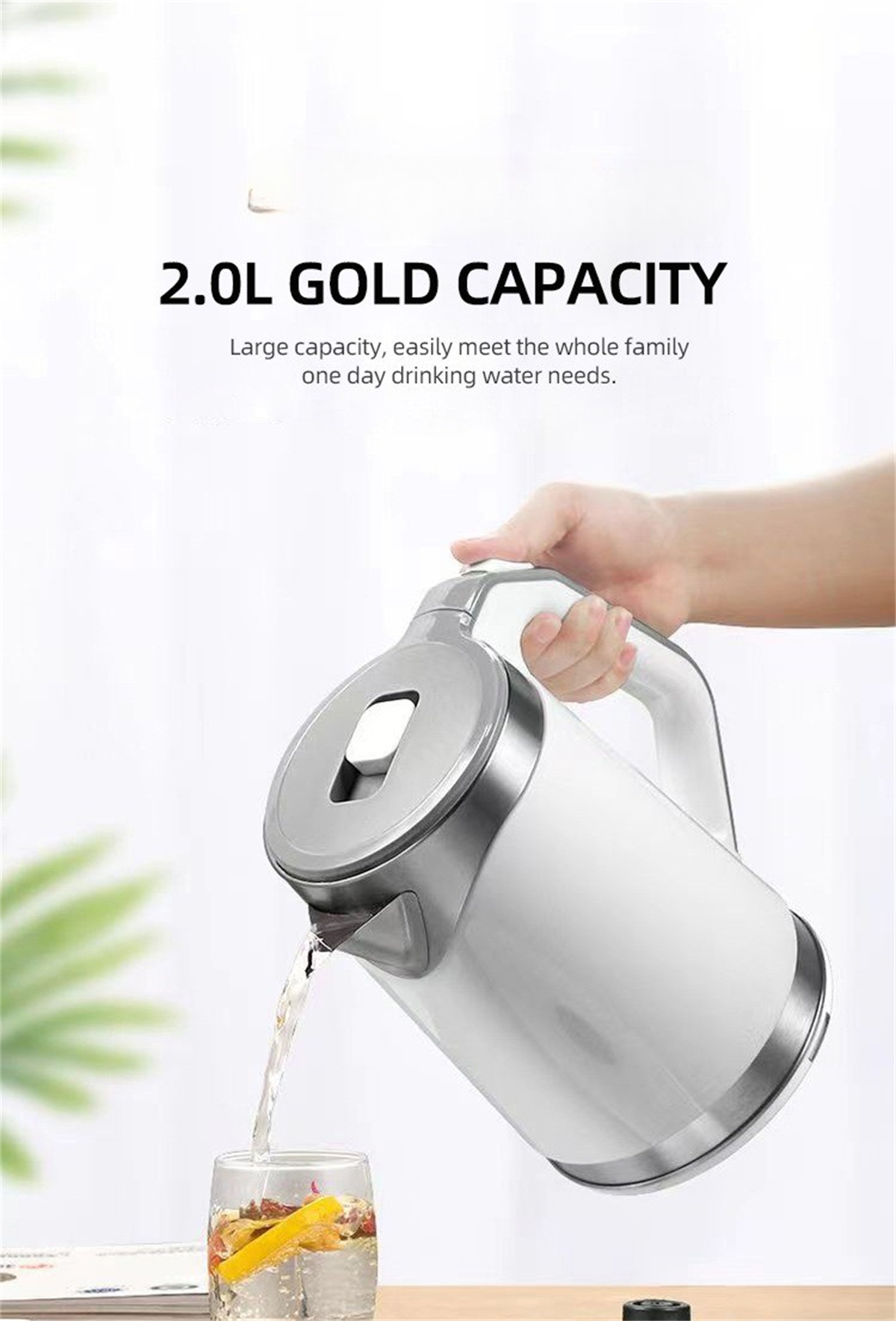 Eine Person gießt Wasser aus einem weißen Wasserkocher in ein Glas. Der Text lautet '2.0L GOLD CAPACITY'.