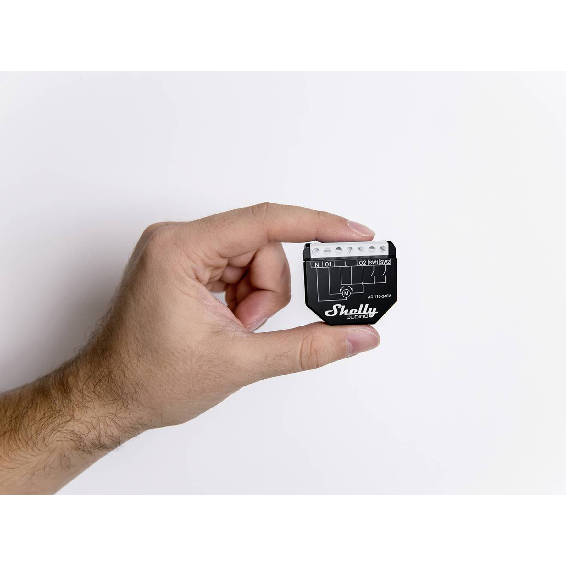 Hand hält kleines schwarzes elektronisches Gerät mit Anschlüssen und Branding.