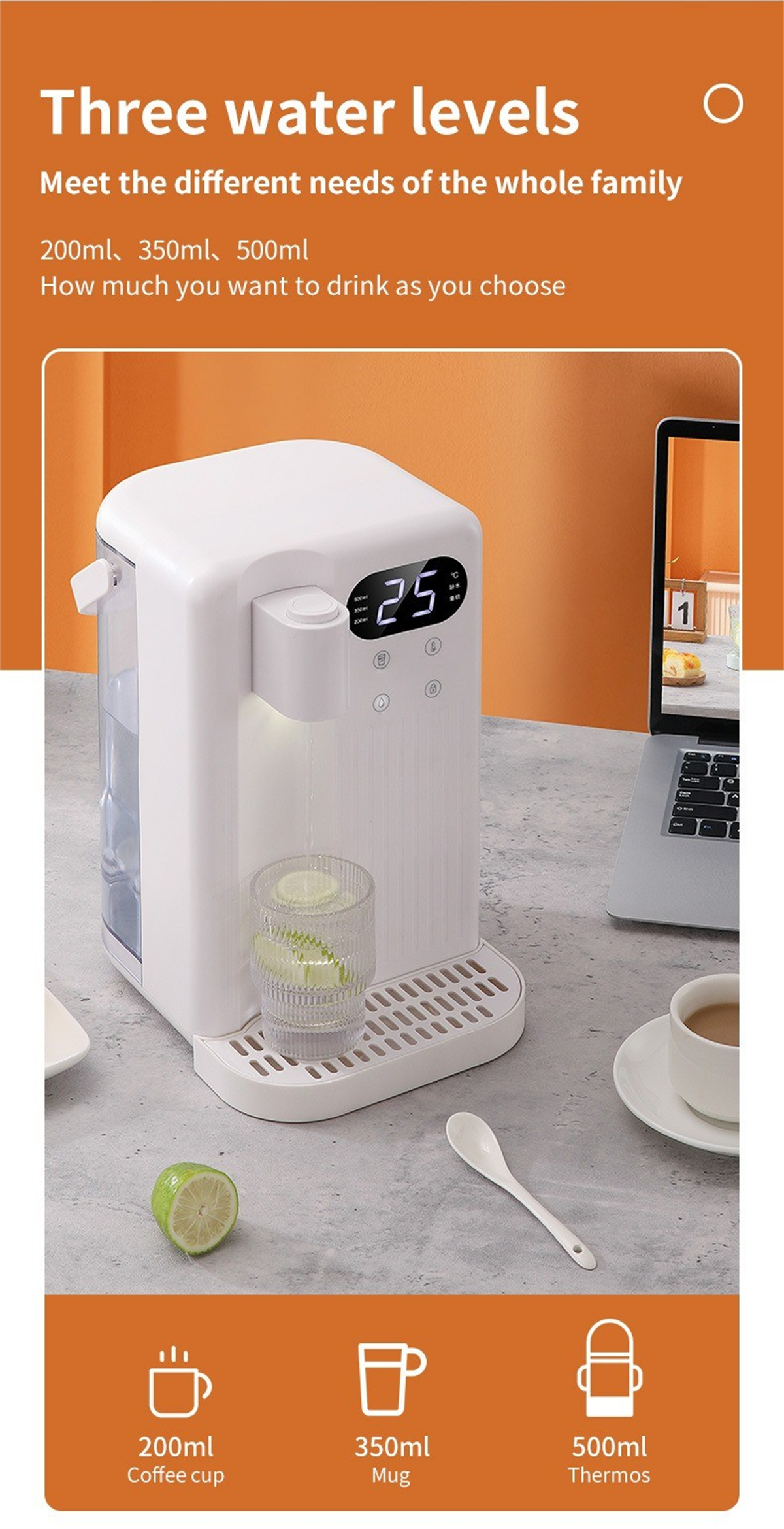 Ein weißer Wasserspender mit digitaler Anzeige. Ein Glas mit Wasser und eine Zitrone sind in der Nähe.