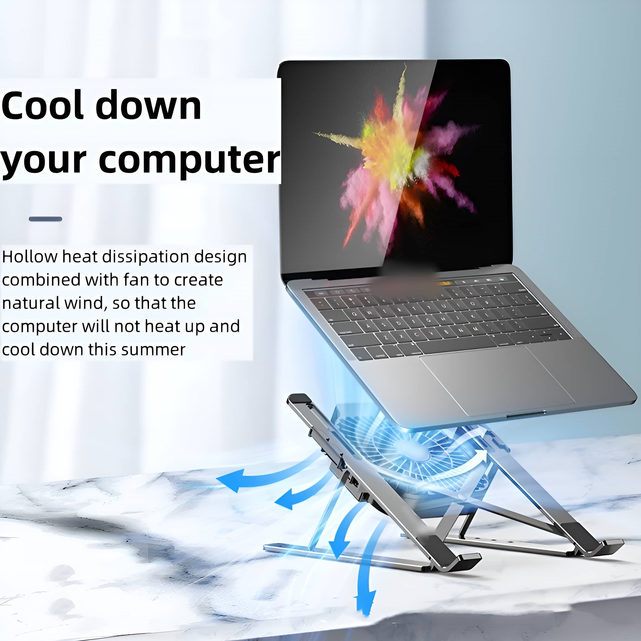 Laptop auf einem Ständer mit Lüfter. Text im Hintergrund. Blaue Pfeile.