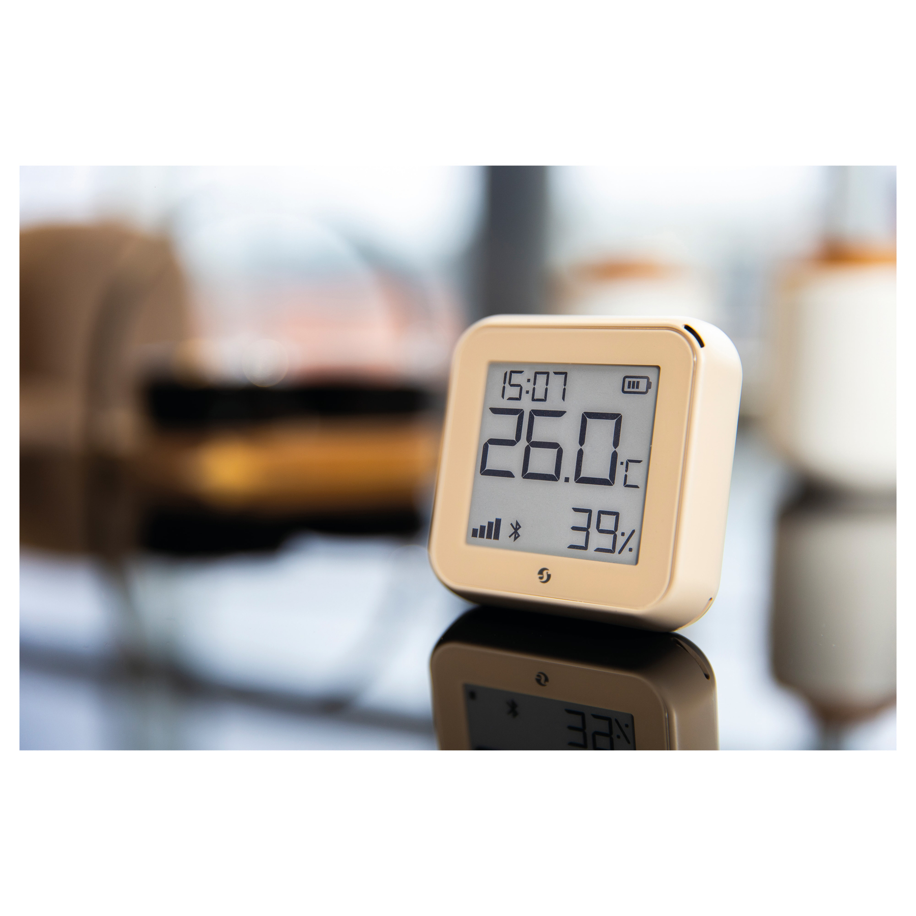 Beiger Digitalbildschirm mit Zeit, Temperatur und Batteriestand in Prozent.