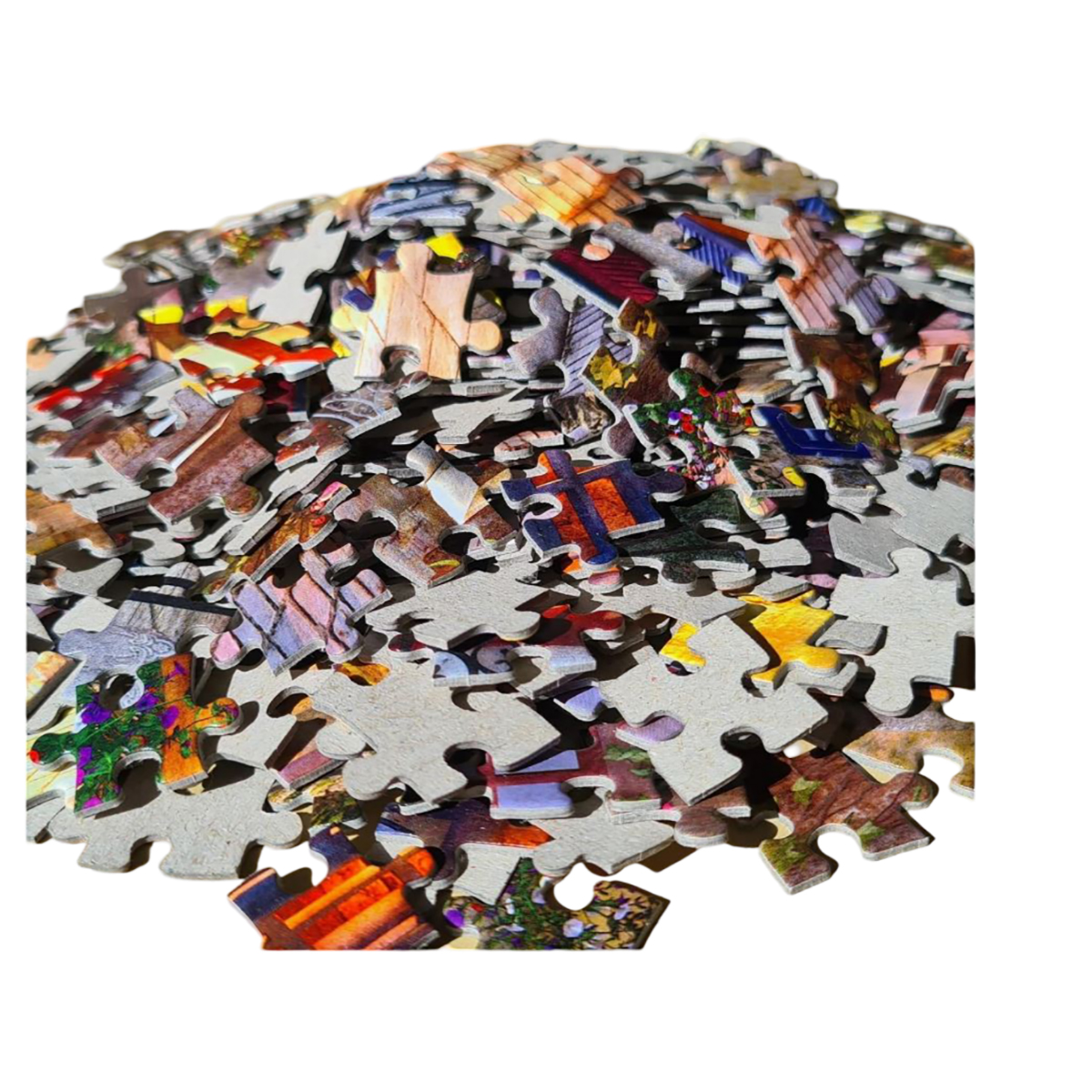 Un mucchio di pezzi di puzzle. Principalmente bianchi con immagini colorate.