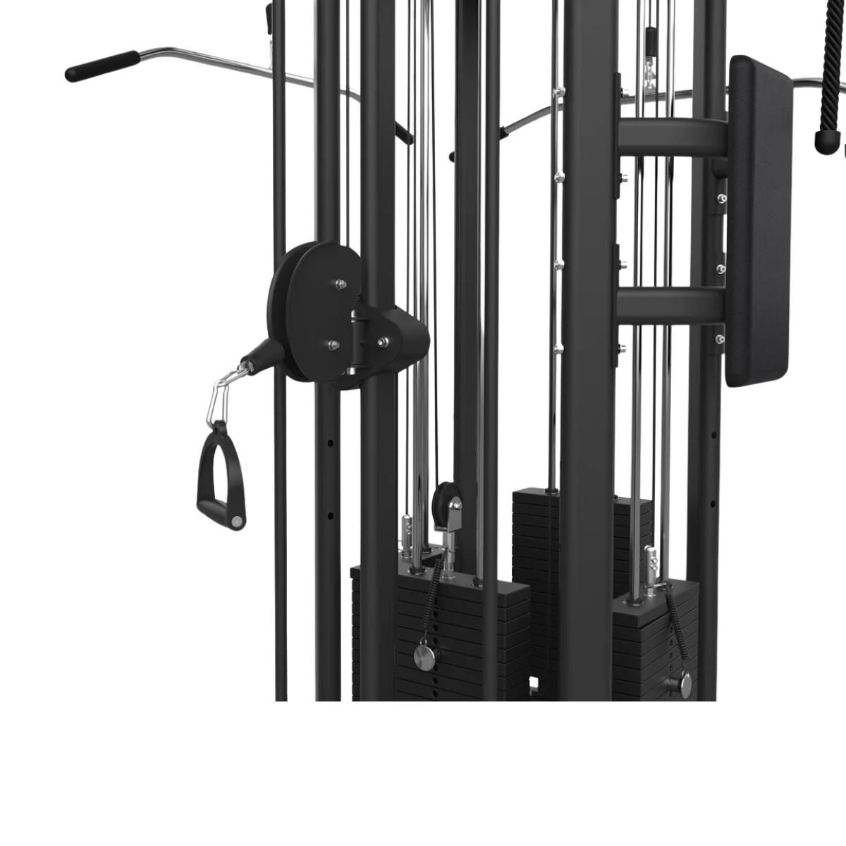 Gros plan sur une machine de fitness noire. Elle possède une pile de poids et des câbles. Le fond est blanc.