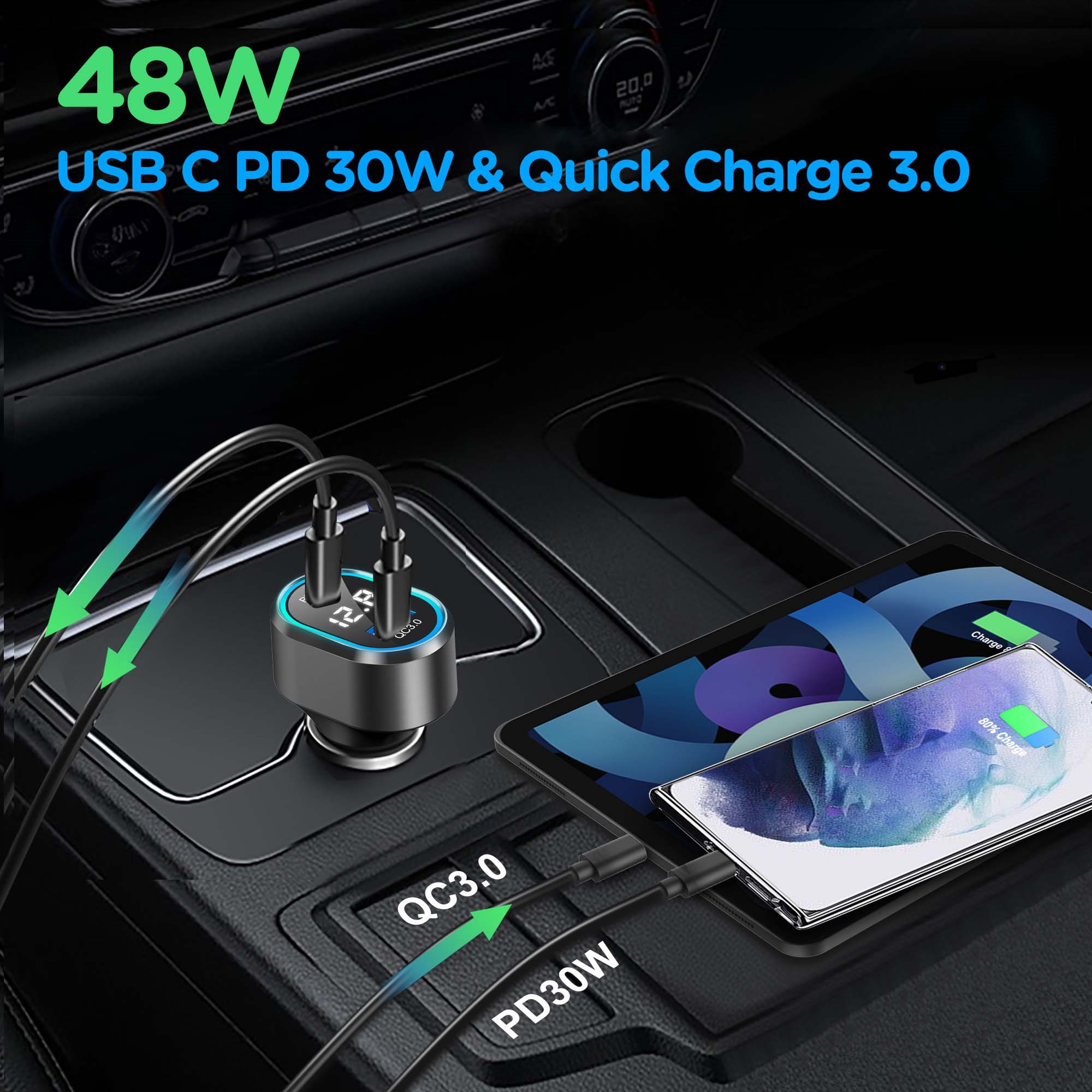Intérieur d'une voiture avec un chargeur, une tablette et un téléphone. Le chargeur affiche l'état de charge. USB C PD 30W & QC 3.0.