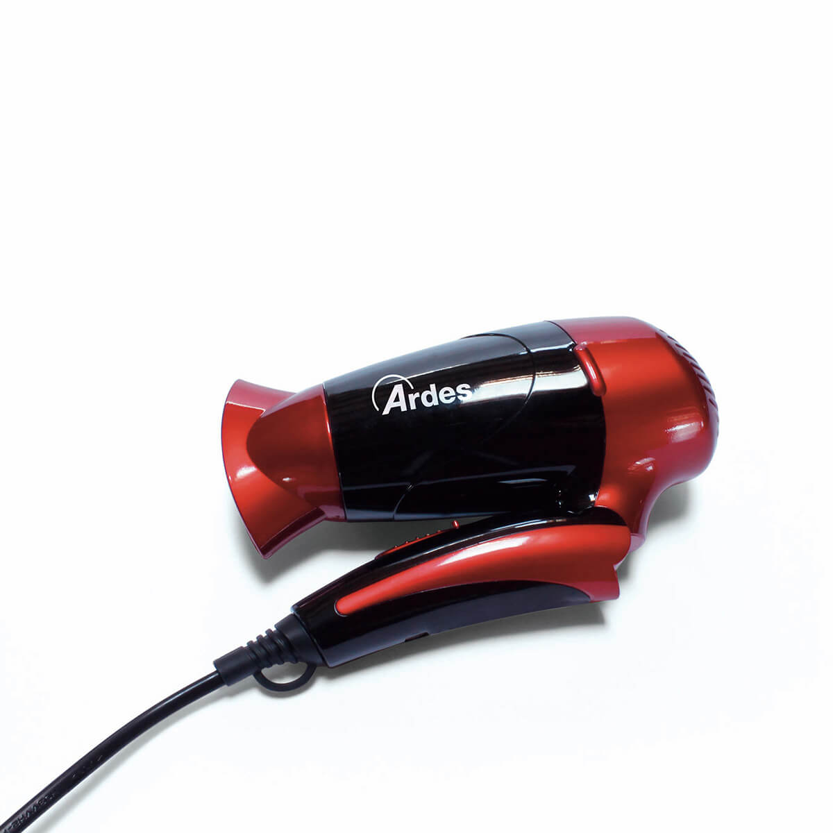 Czerwono-czarna suszarka do włosów Ardes, na białej powierzchni.