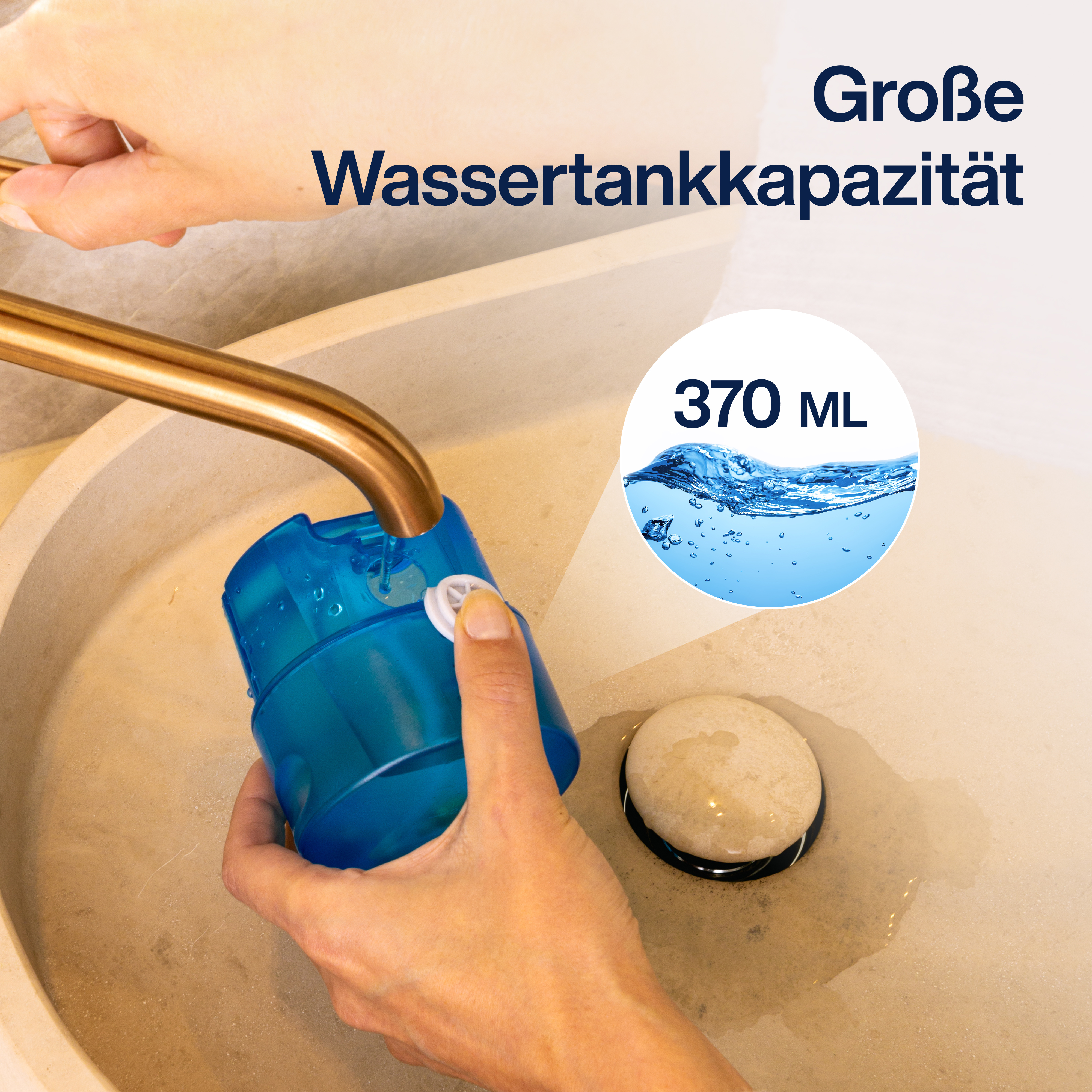 Eine Hand gießt Wasser aus einem goldenen Wasserhahn in einen blauen Behälter. Ein Wassertropfen auf weißer Fläche.