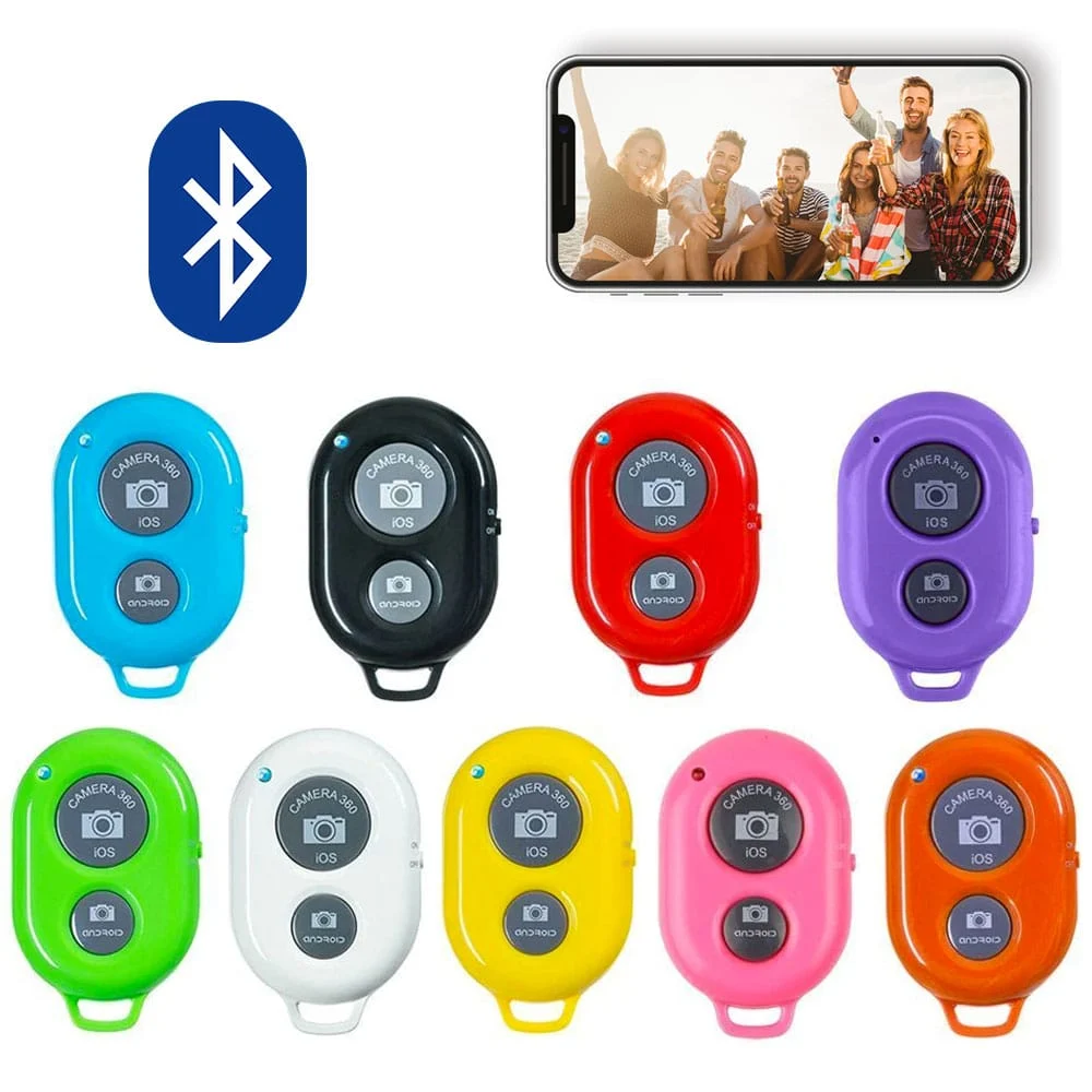 Negen veelkleurige afstandsbedieningsknoppen met een telefoon met een groep mensen die een foto maken.