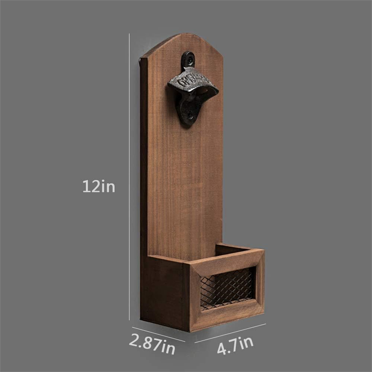 Ein hölzerner, an der Wand befestigter Flaschenöffner mit einem Flaschenverschlussfänger, mit Maßen von 12 Zoll, 2,87 Zoll und 4,7 Zoll.