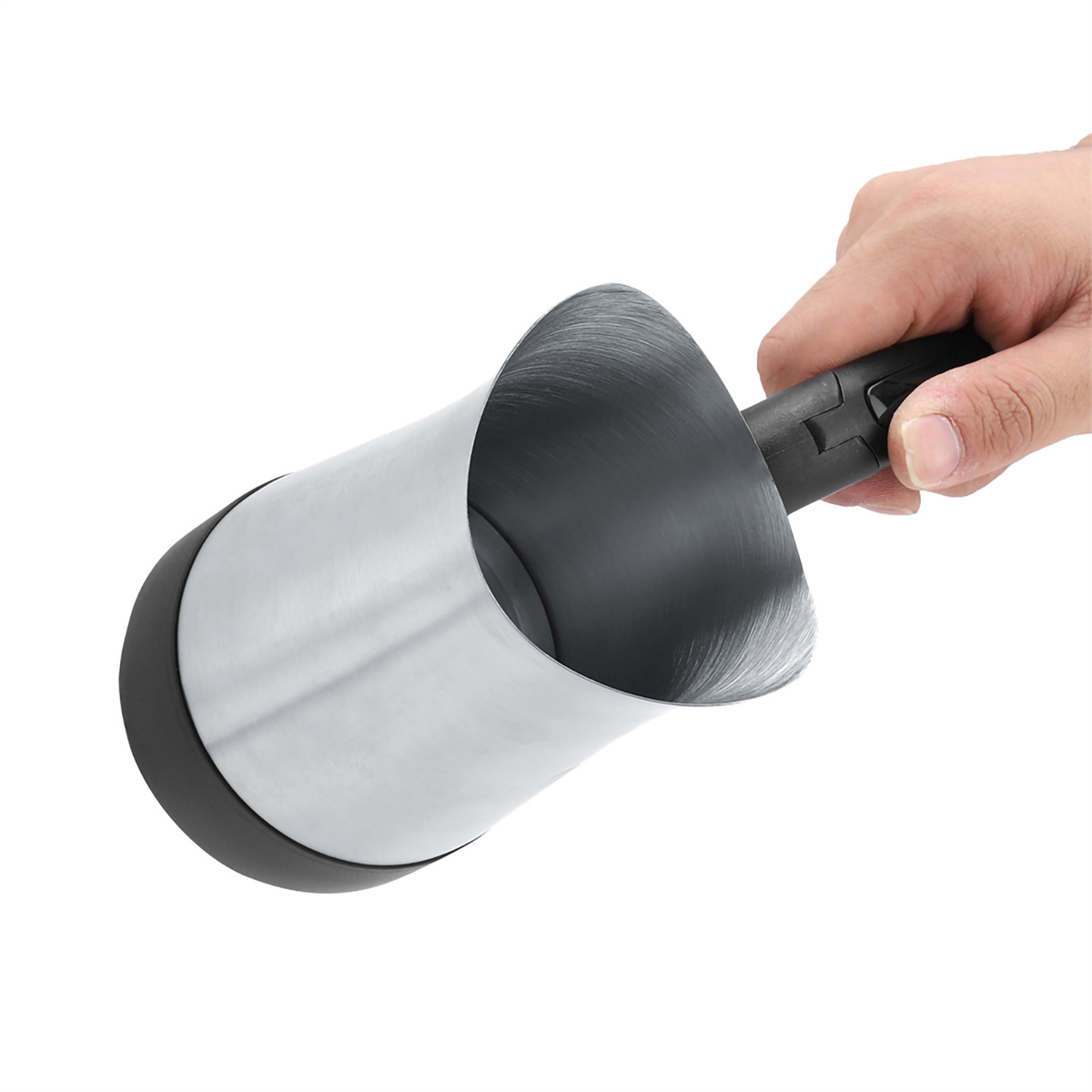 Eine Hand hält einen Milchaufschäumer aus Edelstahl mit schwarzem Griff und Boden.