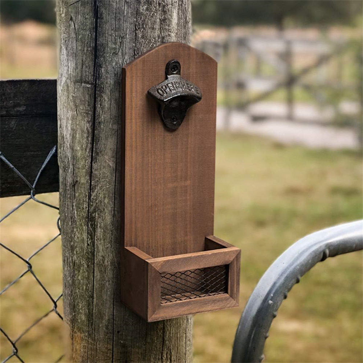 Holz-Flaschenöffner an einem Pfosten, mit Auffangschale und Metallöffner.
