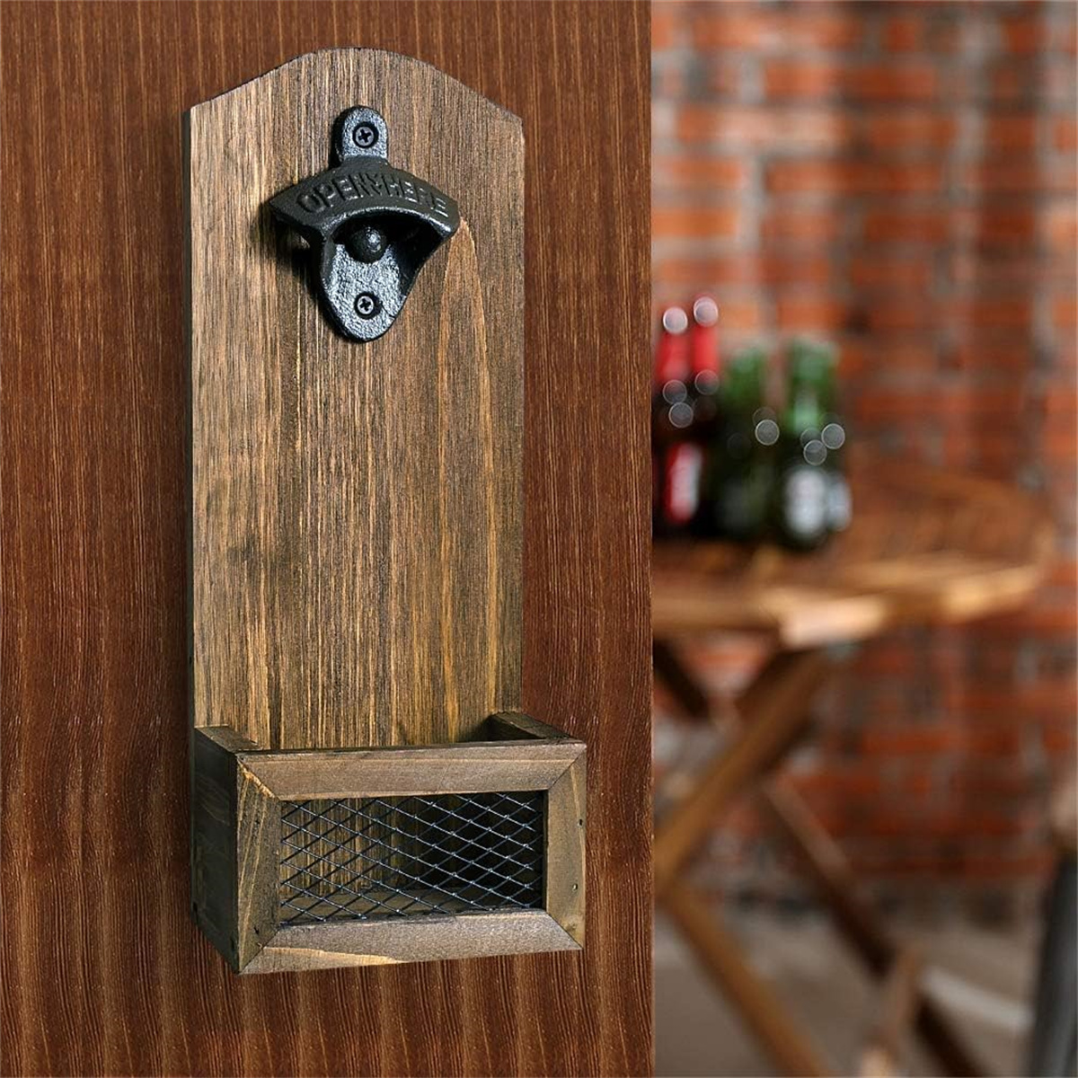Ein an der Wand montierter Flaschenöffner aus Holz mit Auffangbox.