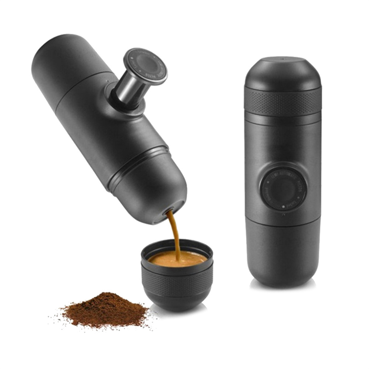 Zwei schwarze tragbare Espressomaschinen. Eine gießt Kaffee in eine kleine Tasse mit Kaffeesatz.
