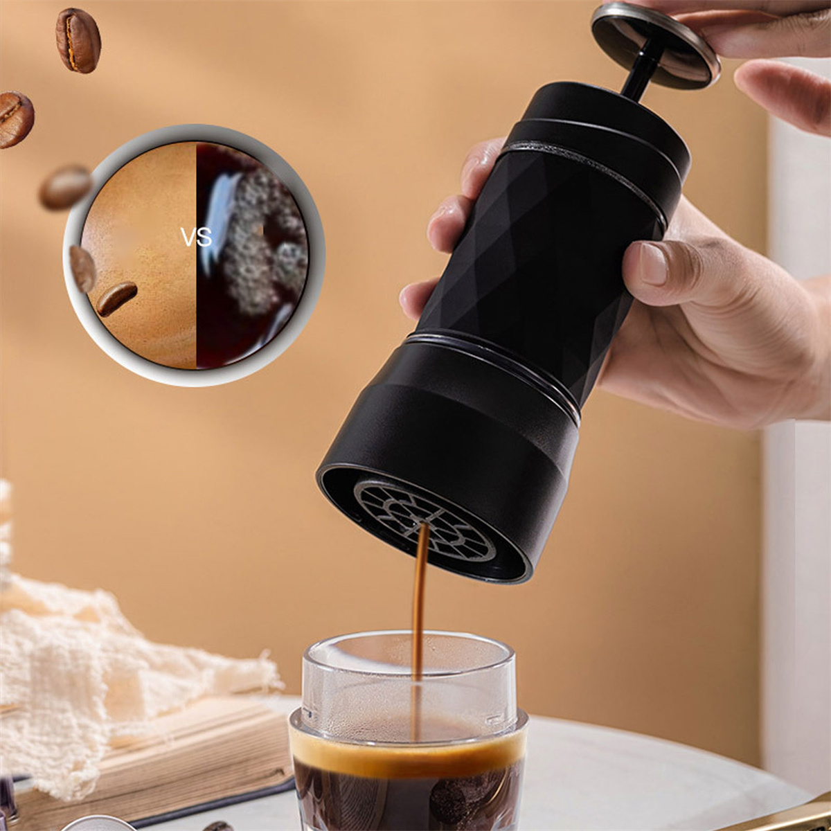 Ein tragbarer Espressomaschine gießt Espresso in ein Glas. Kaffeebohnen sind sichtbar.