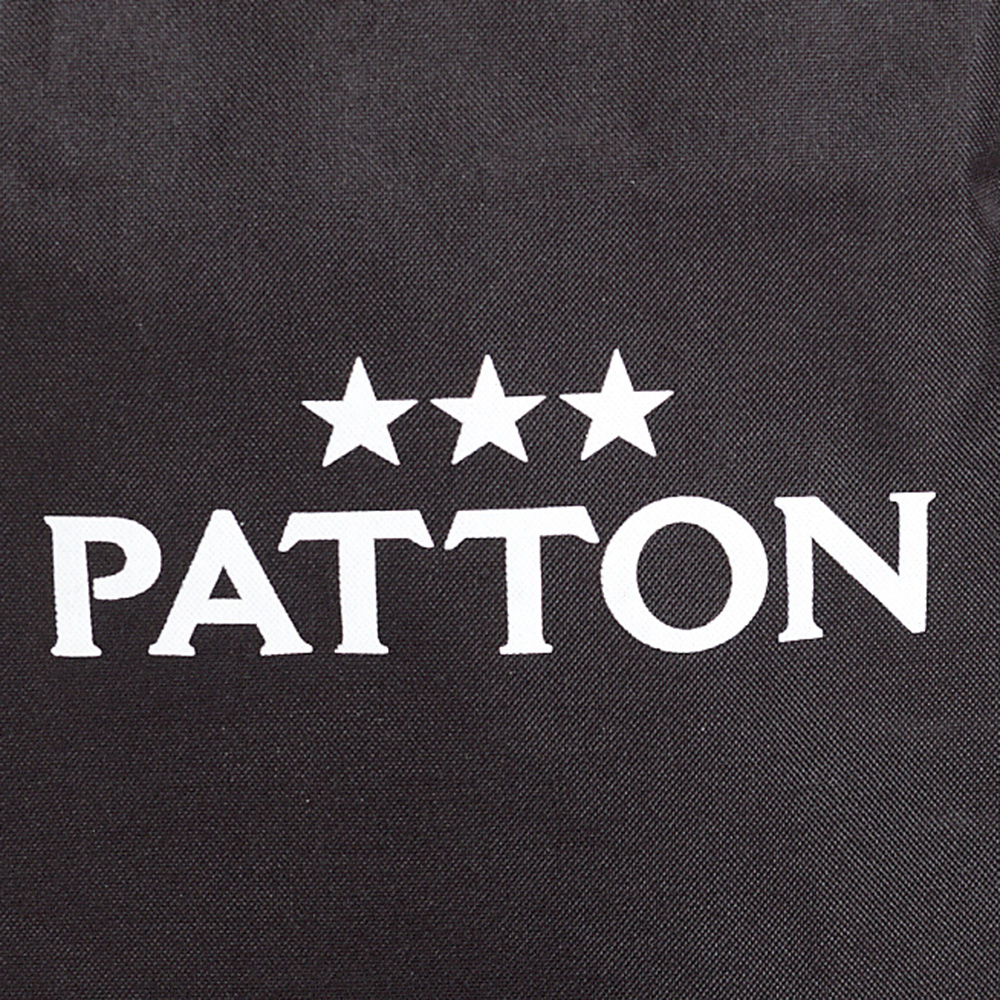 Close-up van een zwarte tas met witte tekst. De tekst luidt PATTON met drie sterren erboven.