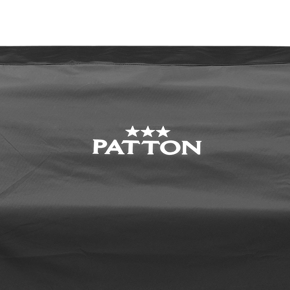 Een zwarte hoes met het witte woord PATTON en drie witte sterren.