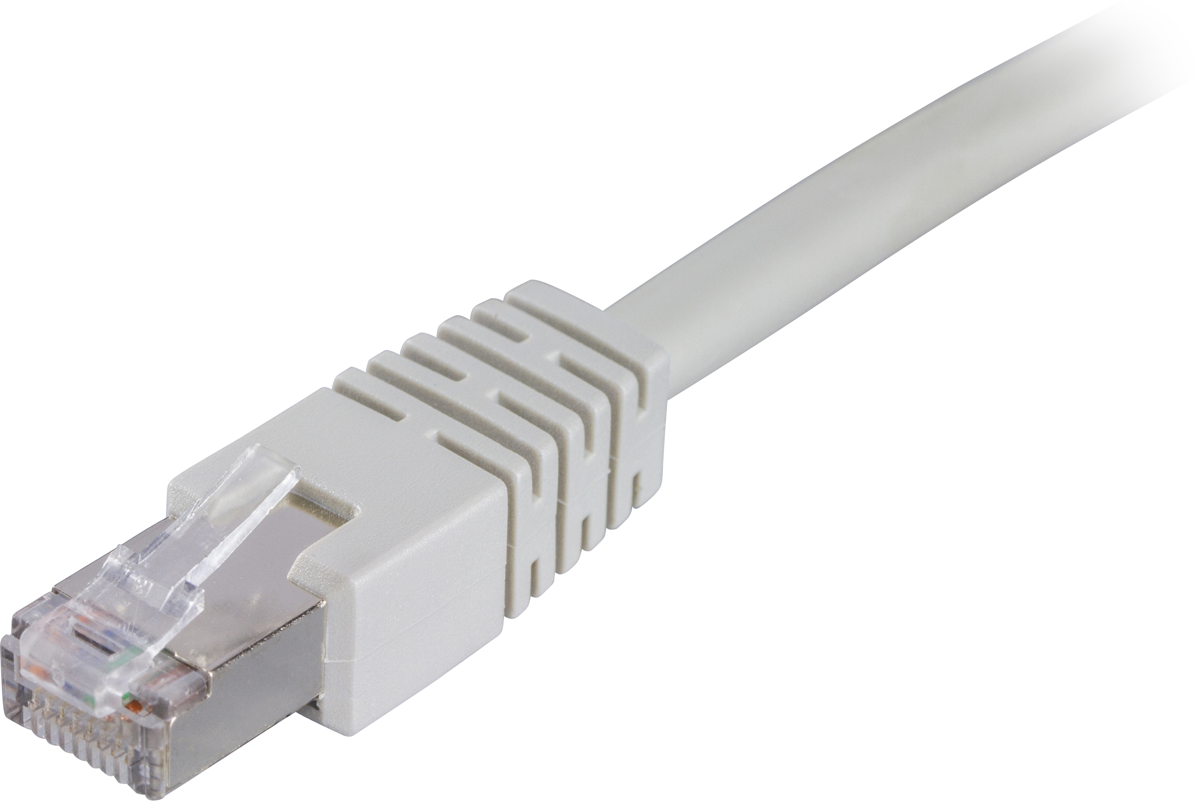Un cavo di rete bianco con un connettore all'estremità. Lo sfondo è bianco.